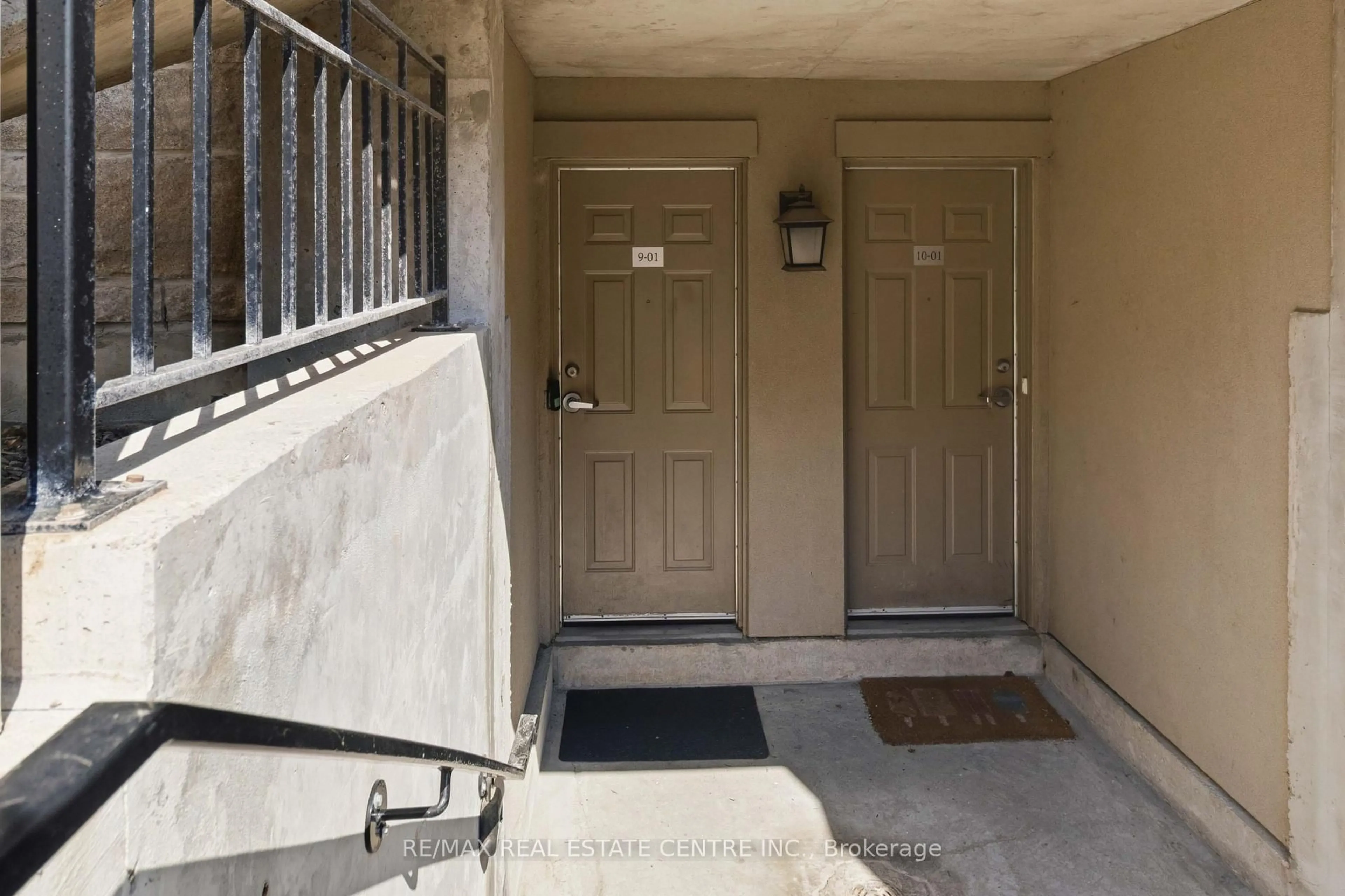 Indoor entryway for 2420 Baronwood Dr #9-01, Oakville Ontario L6M 0X6