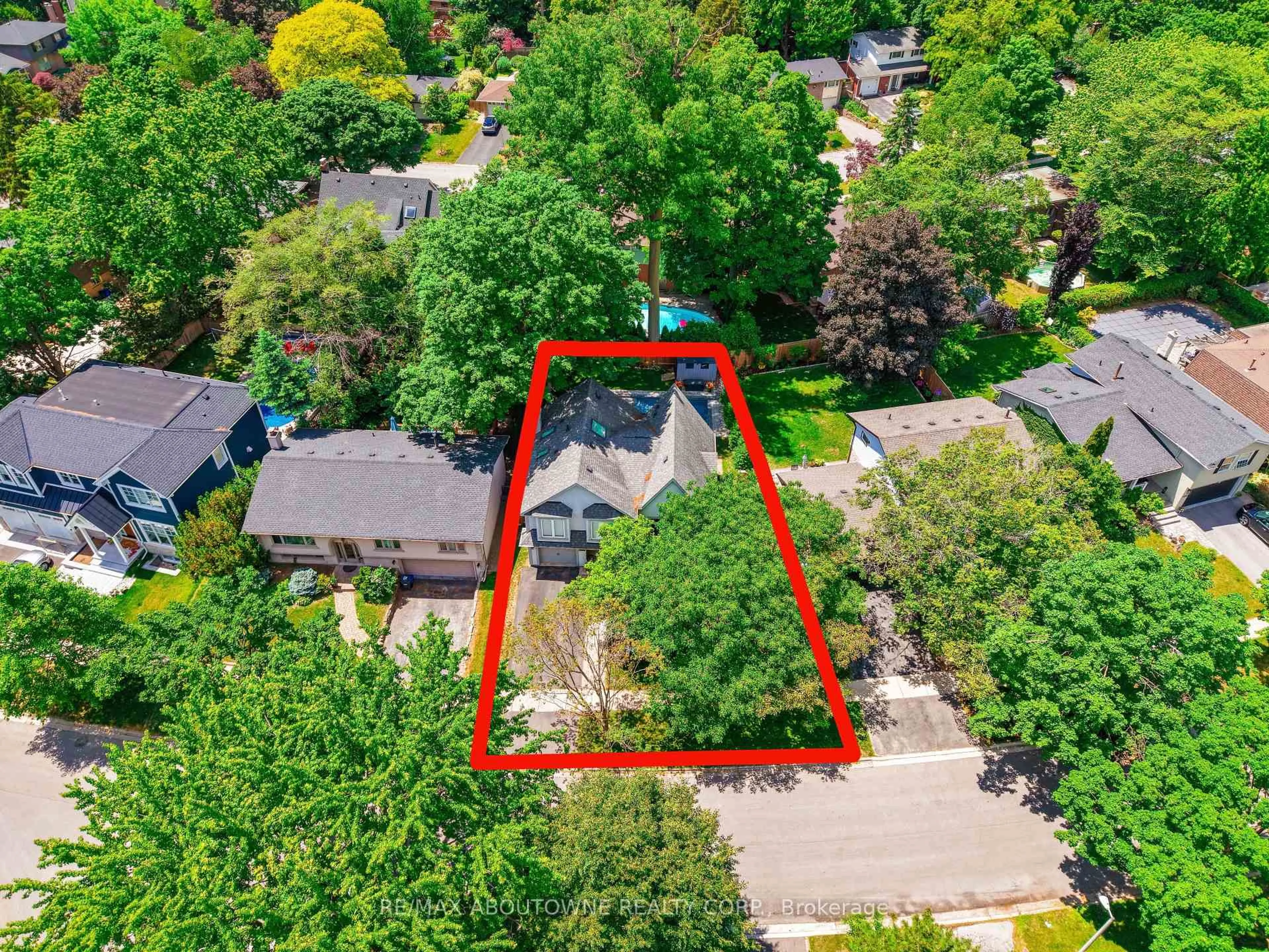 A pic from outside/outdoor area/front of a property/back of a property/a pic from drone, street for 428 Brookmill Rd, Oakville Ontario L6J 5K5