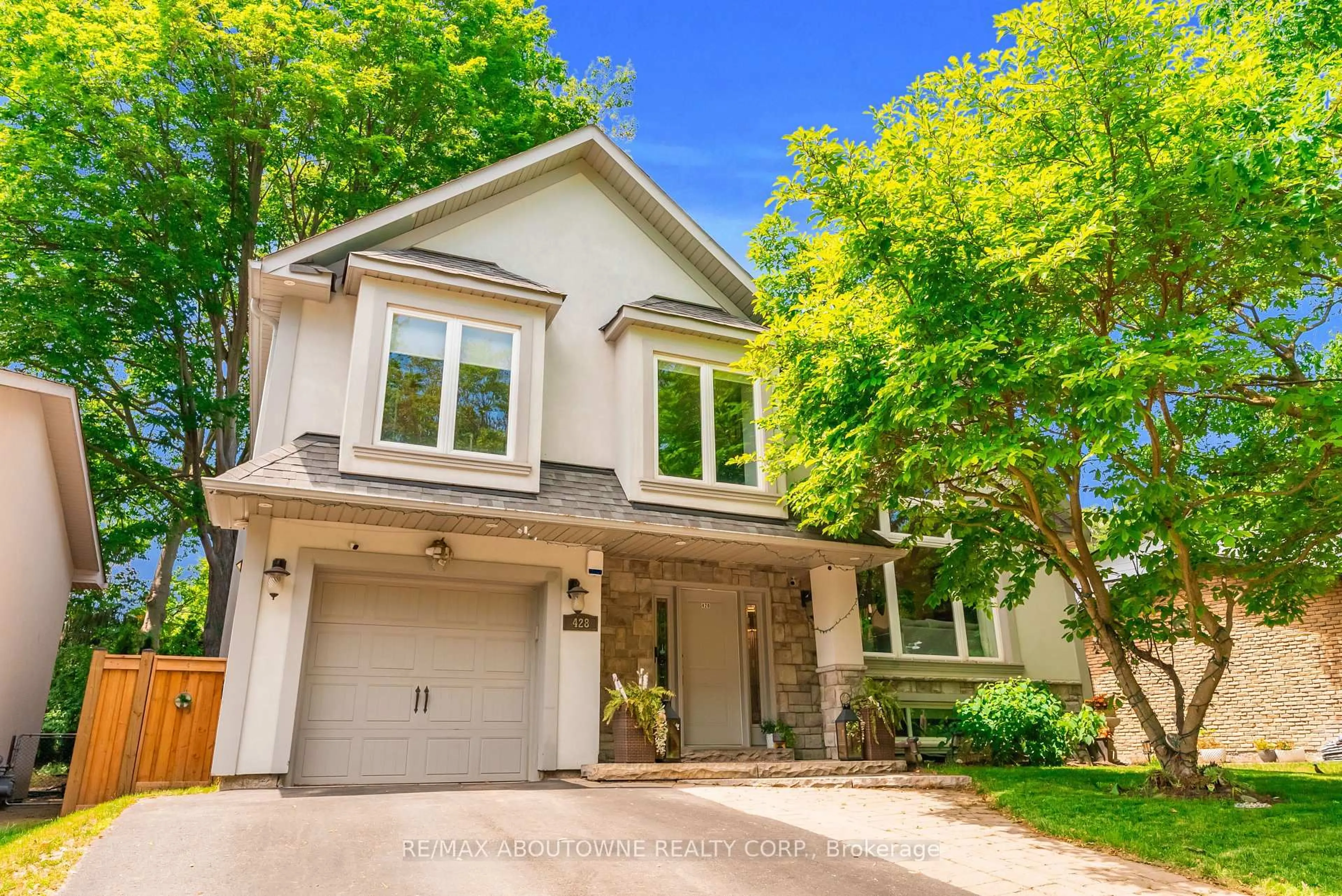 Home with vinyl exterior material, street for 428 Brookmill Rd, Oakville Ontario L6J 5K5