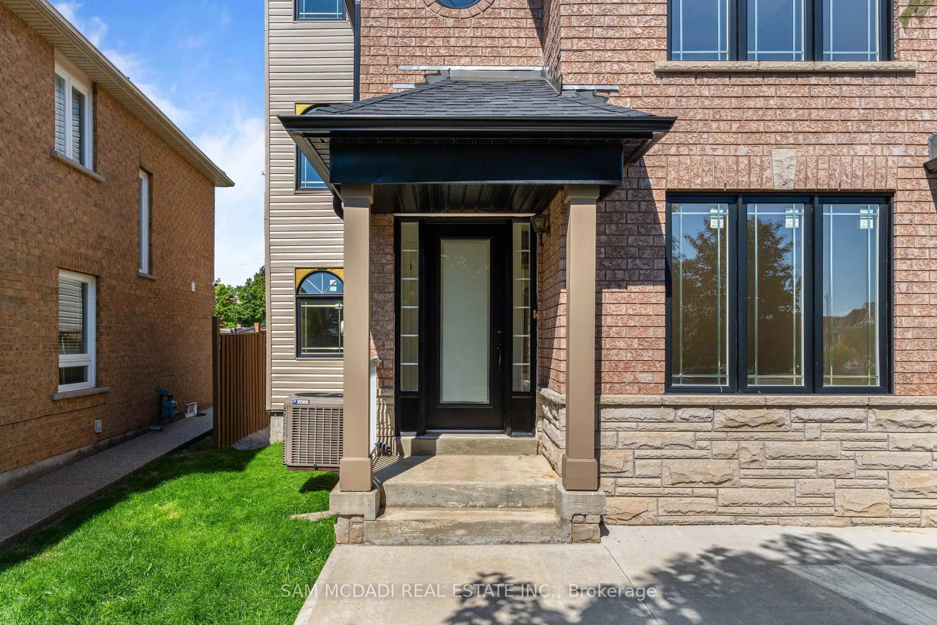 Home with brick exterior material, street for 3252 Hunters Glen, Mississauga Ontario L5N 8M3