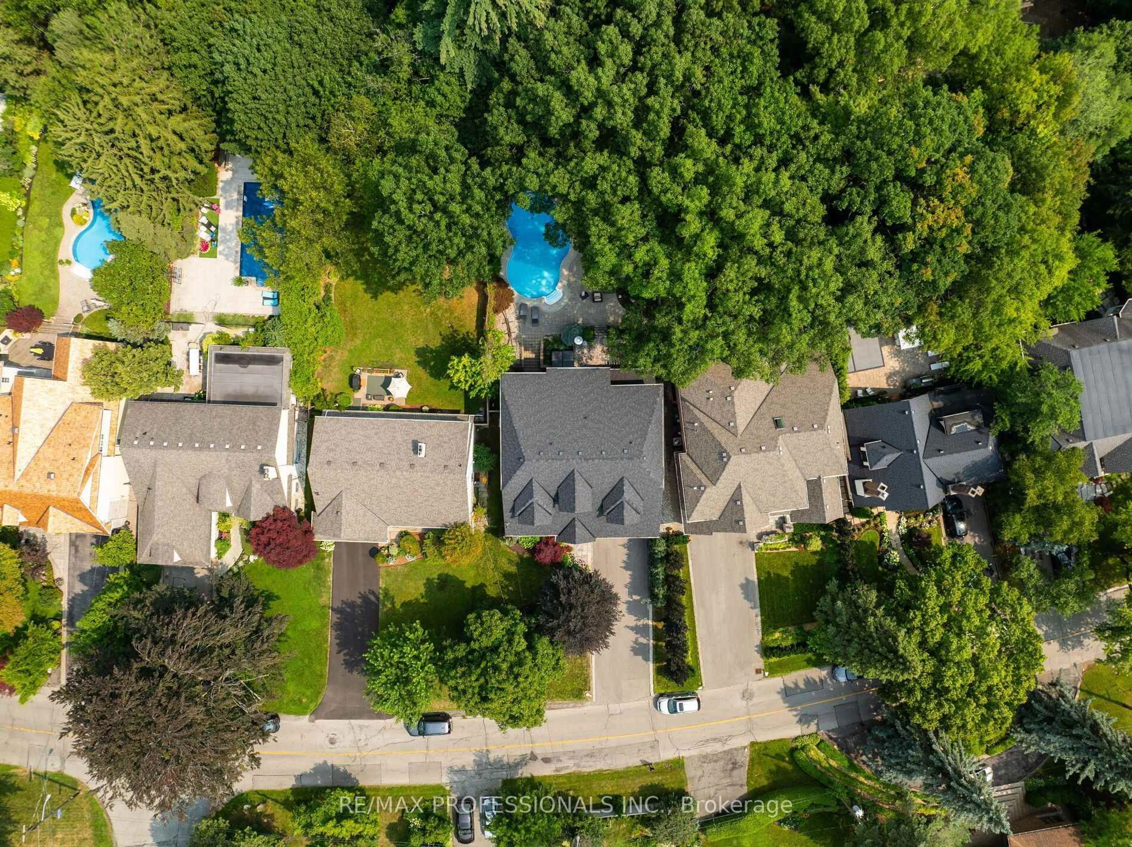 A pic from outside/outdoor area/front of a property/back of a property/a pic from drone, street for 83 Wimbleton Rd, Toronto Ontario M9A 3S4