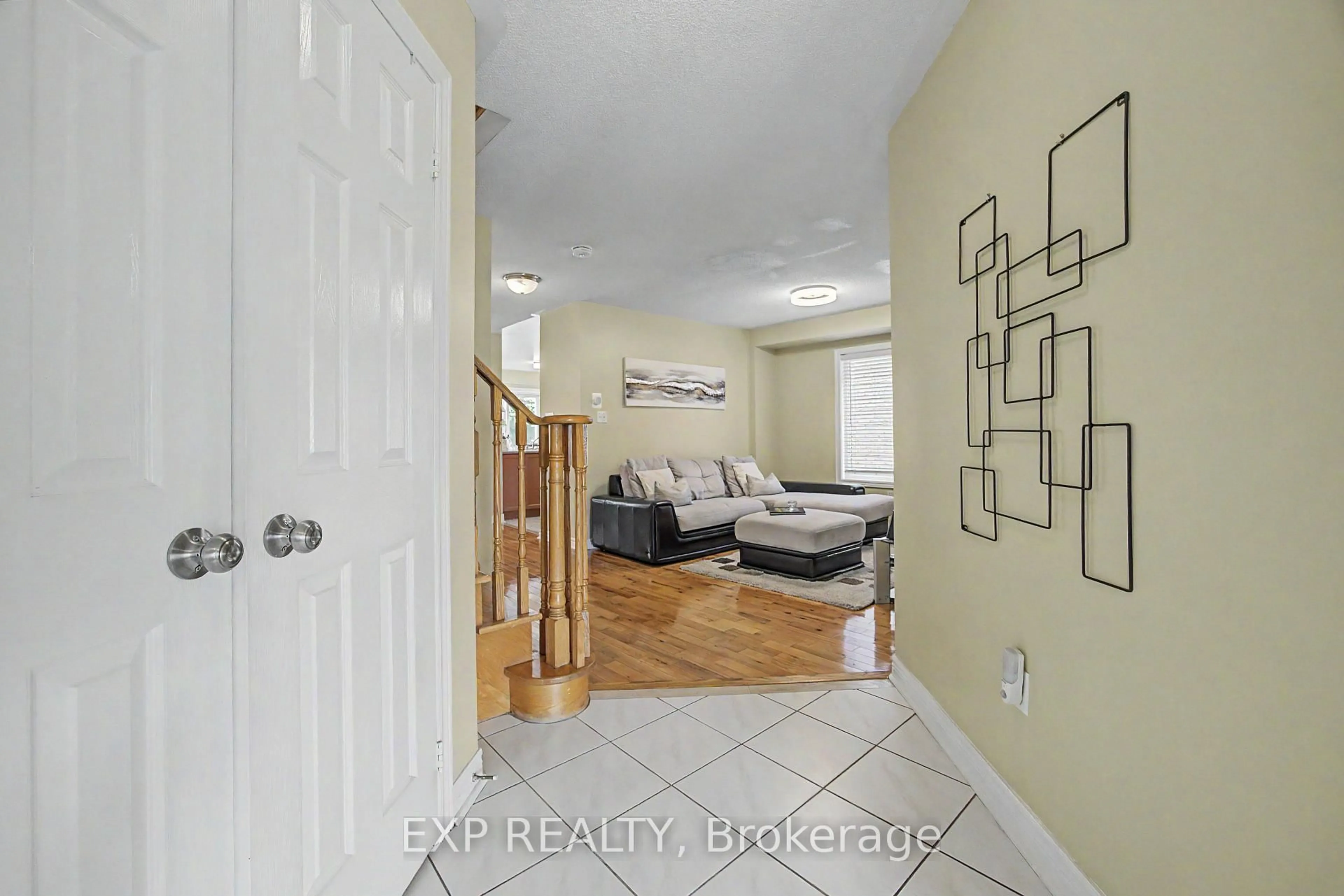 Indoor entryway for 7269 Lantern Fly Hllw, Mississauga Ontario L5W 1K2