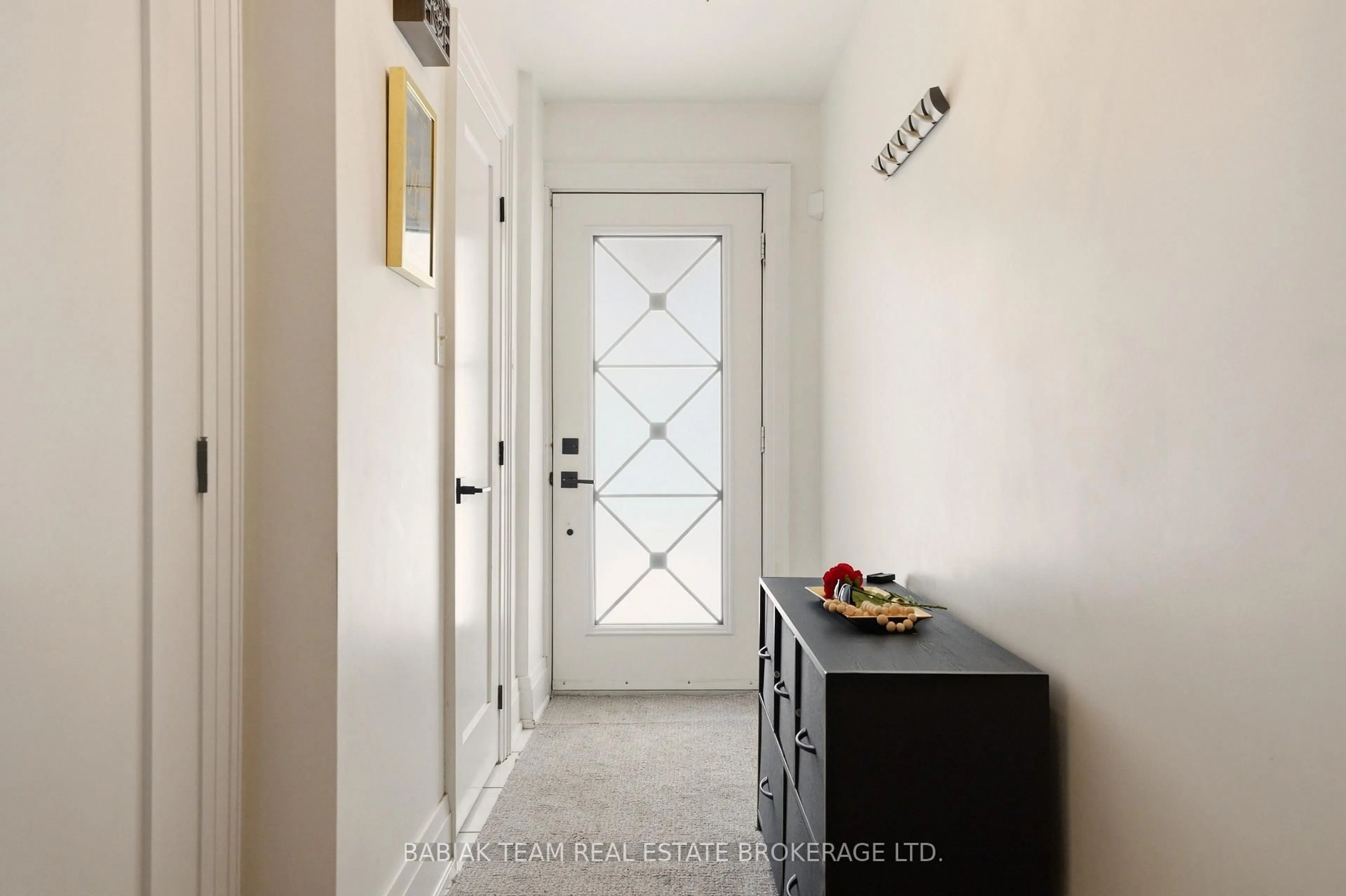 Indoor entryway for 377 Karen Park Cres, Mississauga Ontario L5A 3C8