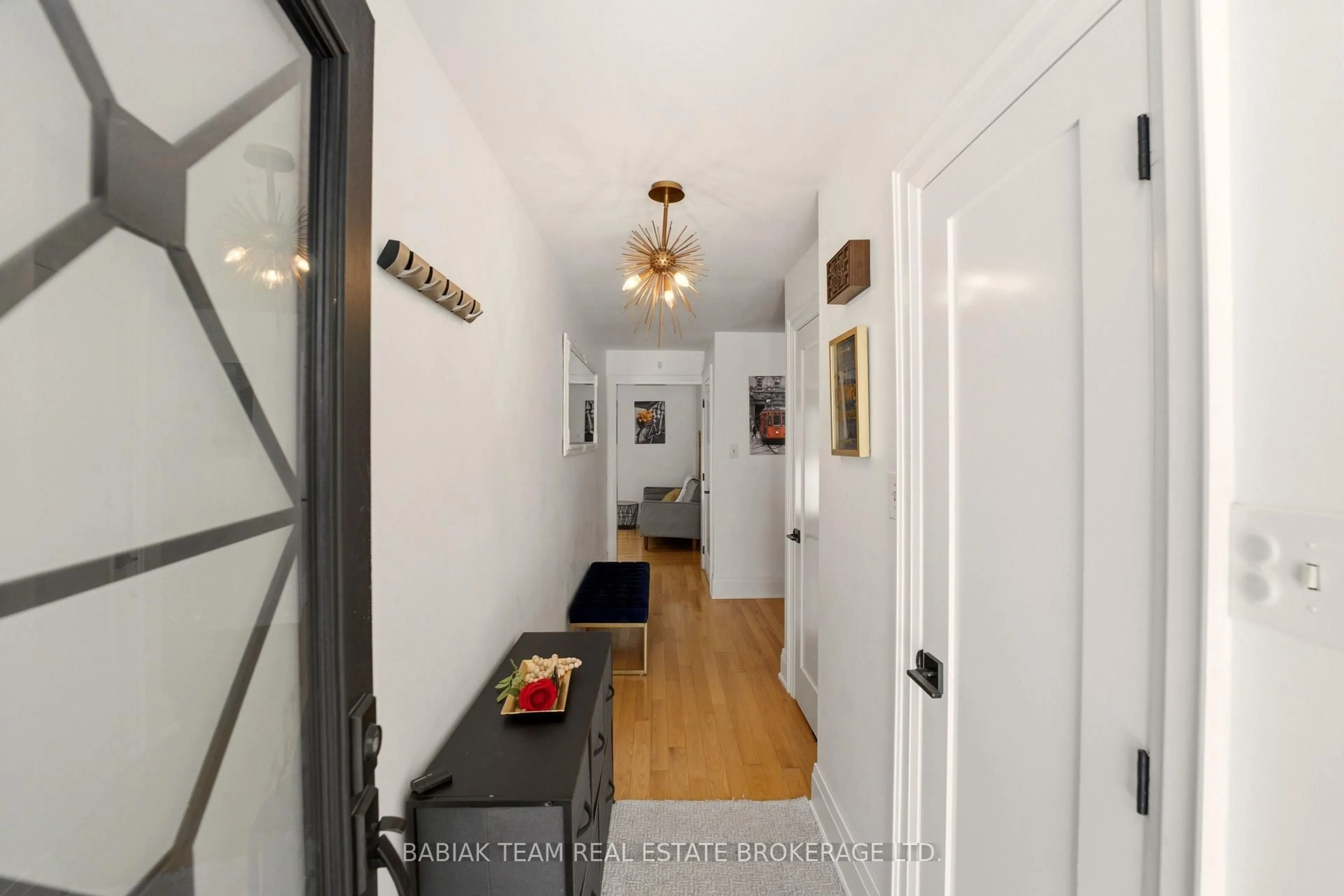 Indoor entryway for 377 Karen Park Cres, Mississauga Ontario L5A 3C8