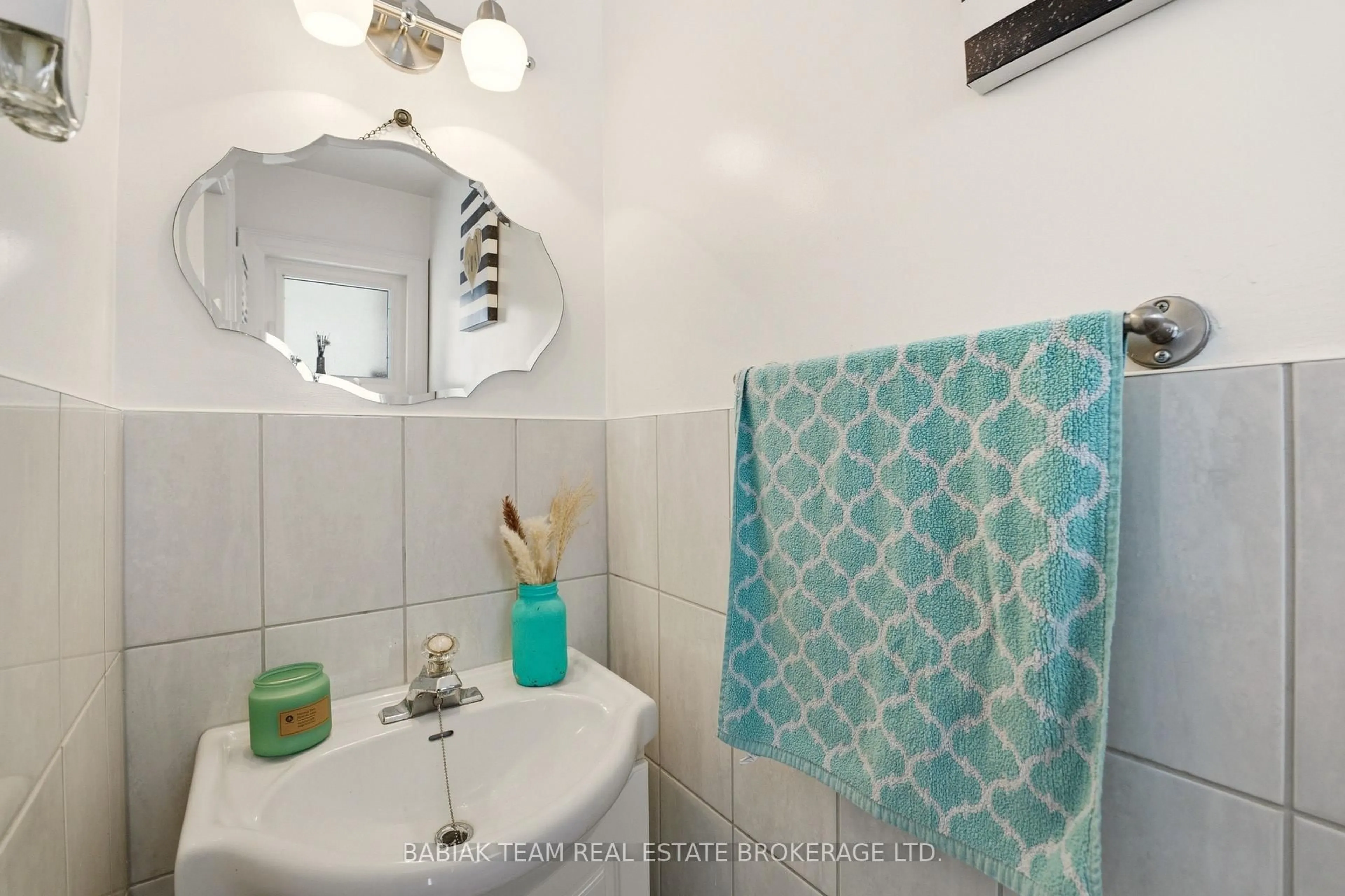 Standard bathroom, ceramic/tile floor for 377 Karen Park Cres, Mississauga Ontario L5A 3C8