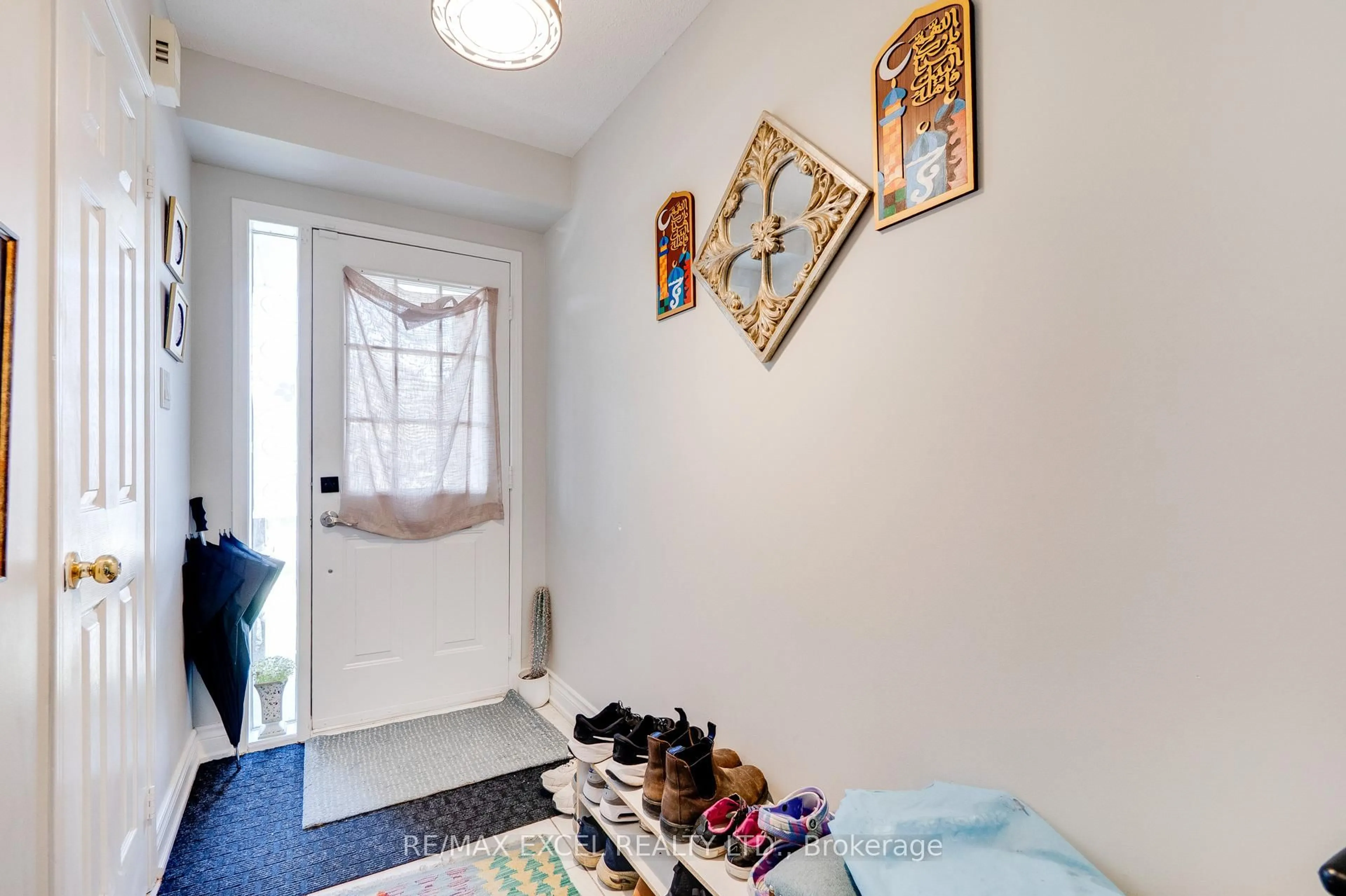 Indoor entryway for 5146 Porter St, Burlington Ontario L7L 6K8