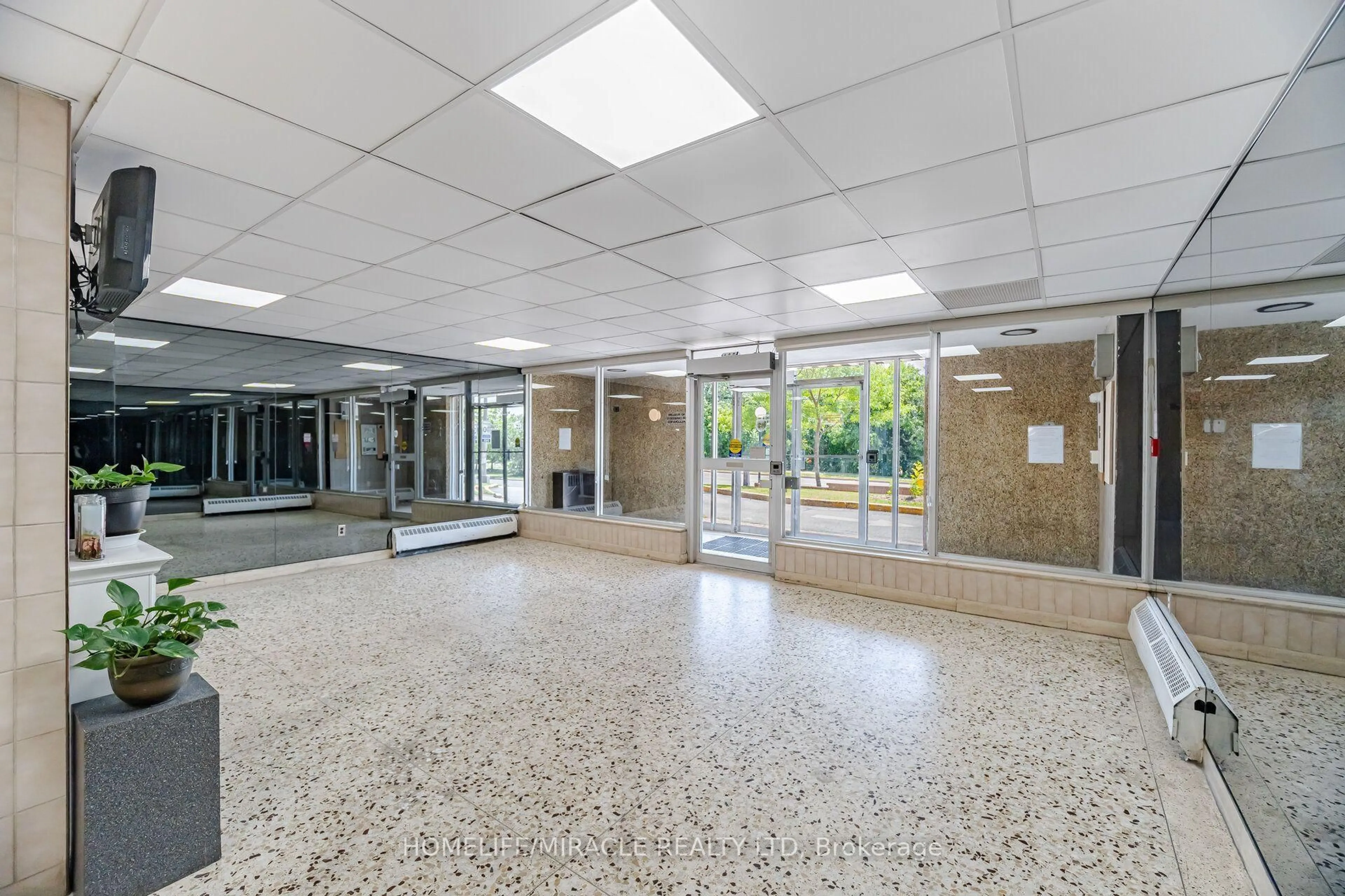 Indoor foyer for 60 Stevenson Rd #1105, Toronto Ontario M9V 2B4