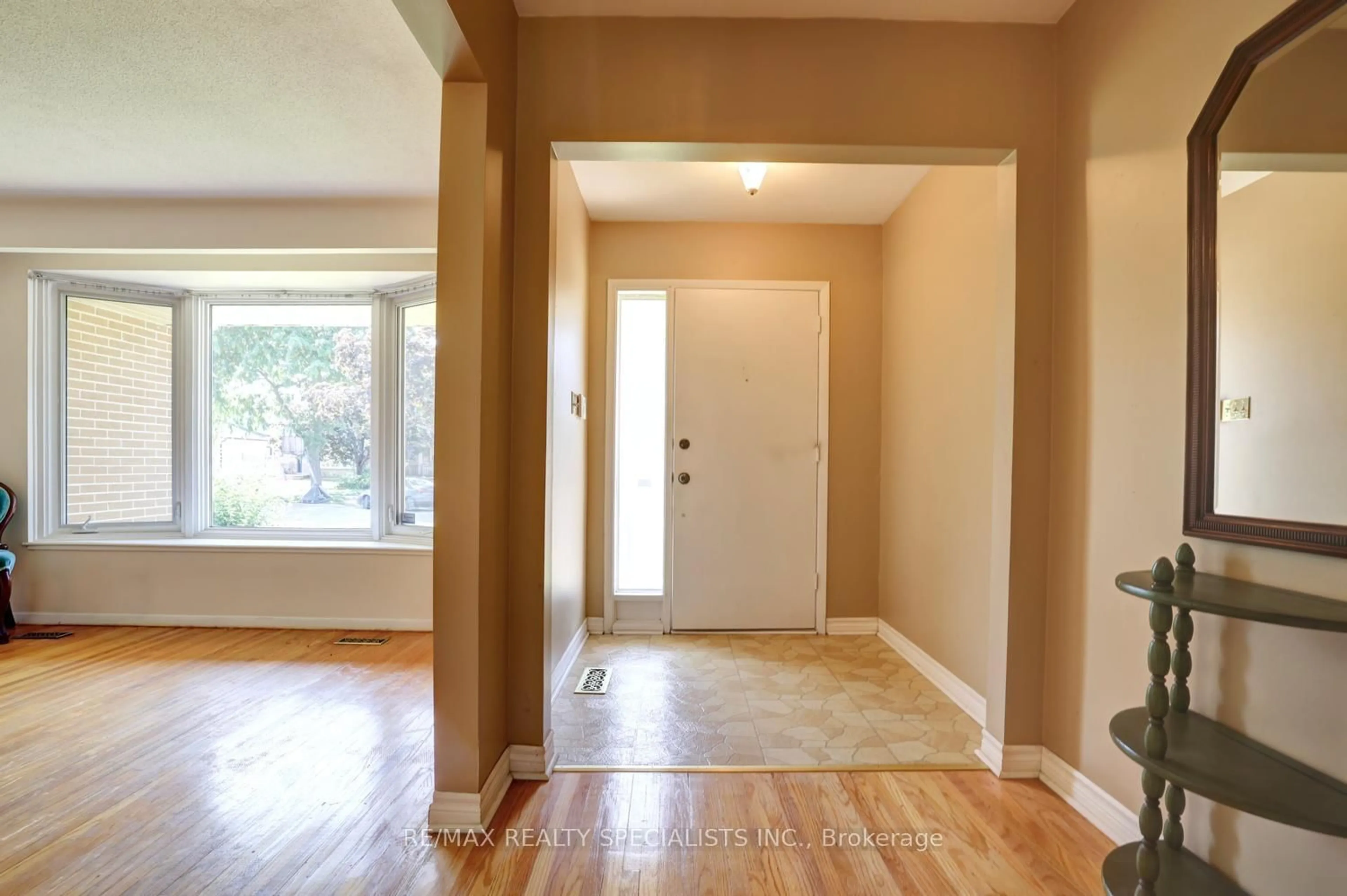 Indoor entryway for 2458 Barcella Cres, Mississauga Ontario L5K 1E2