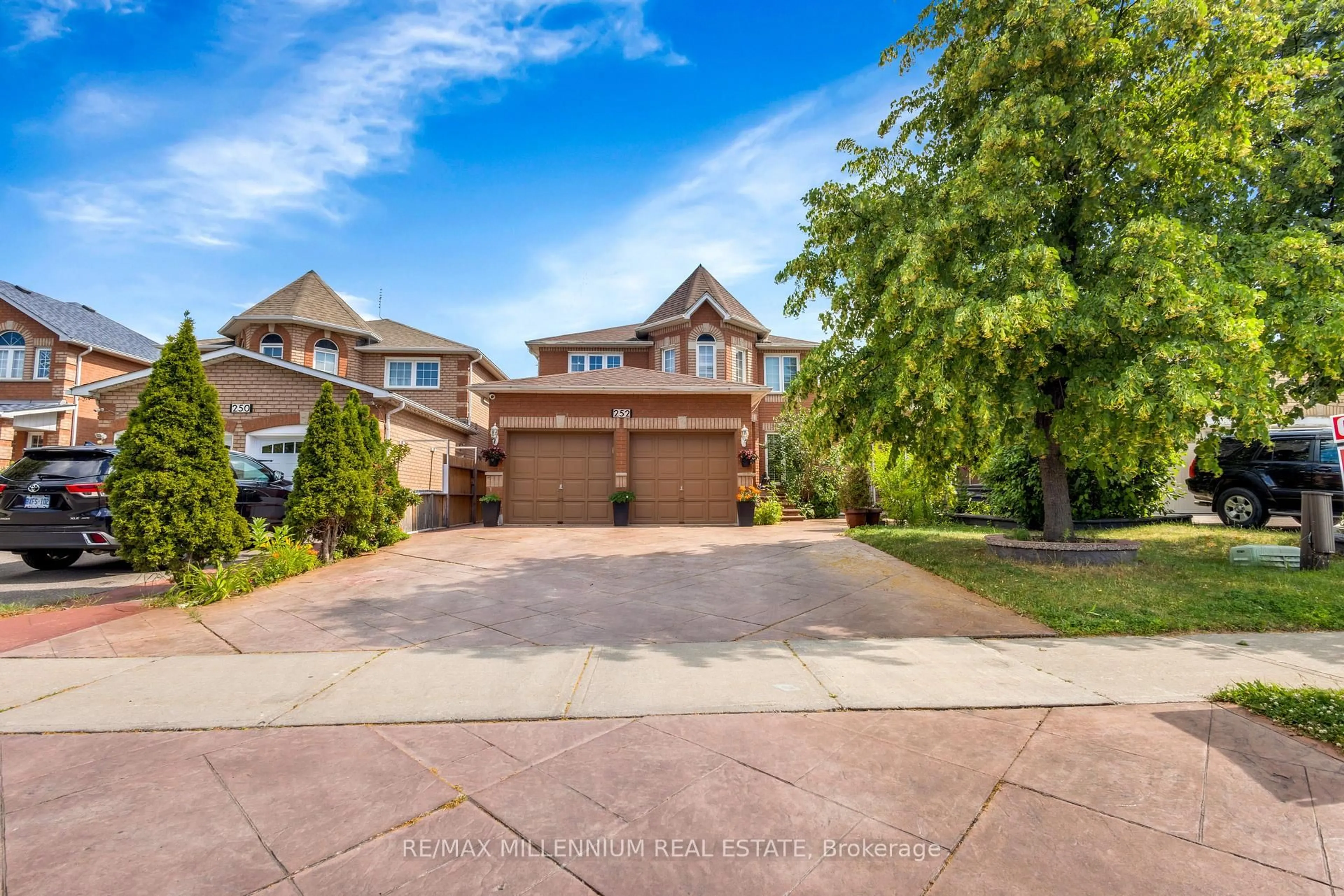 A pic from outside/outdoor area/front of a property/back of a property/a pic from drone, street for 252 Mountainberry Rd, Brampton Ontario L6R 1H9