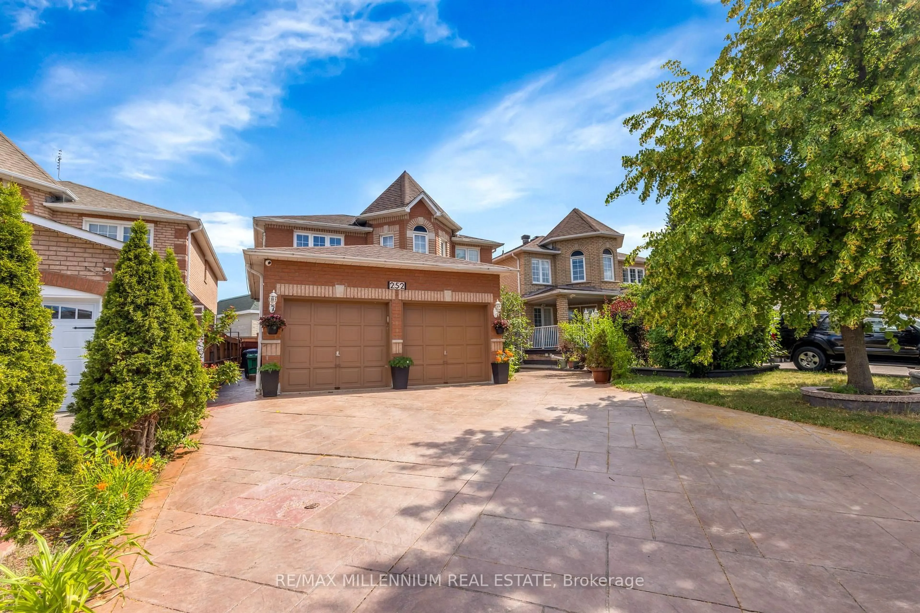A pic from outside/outdoor area/front of a property/back of a property/a pic from drone, street for 252 Mountainberry Rd, Brampton Ontario L6R 1H9