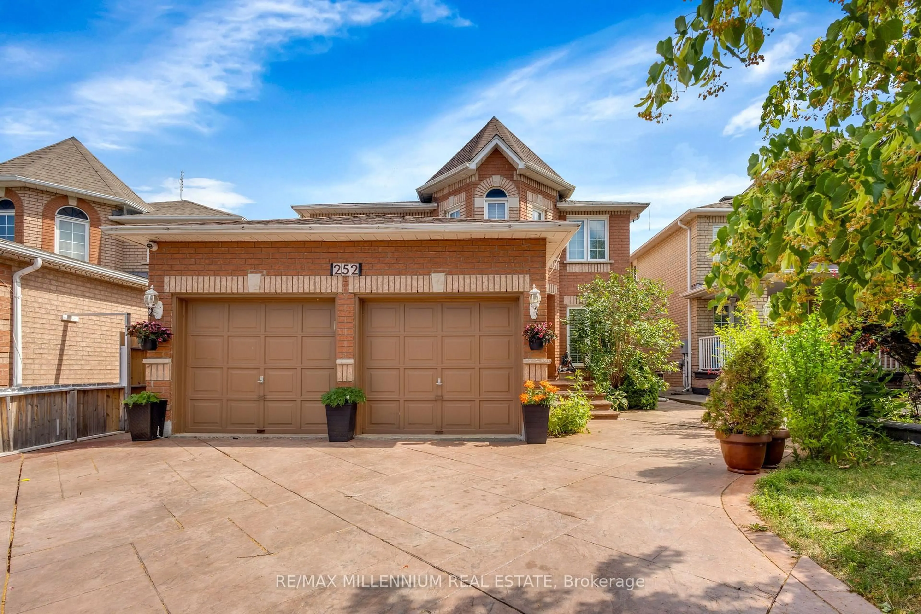 Home with brick exterior material, street for 252 Mountainberry Rd, Brampton Ontario L6R 1H9