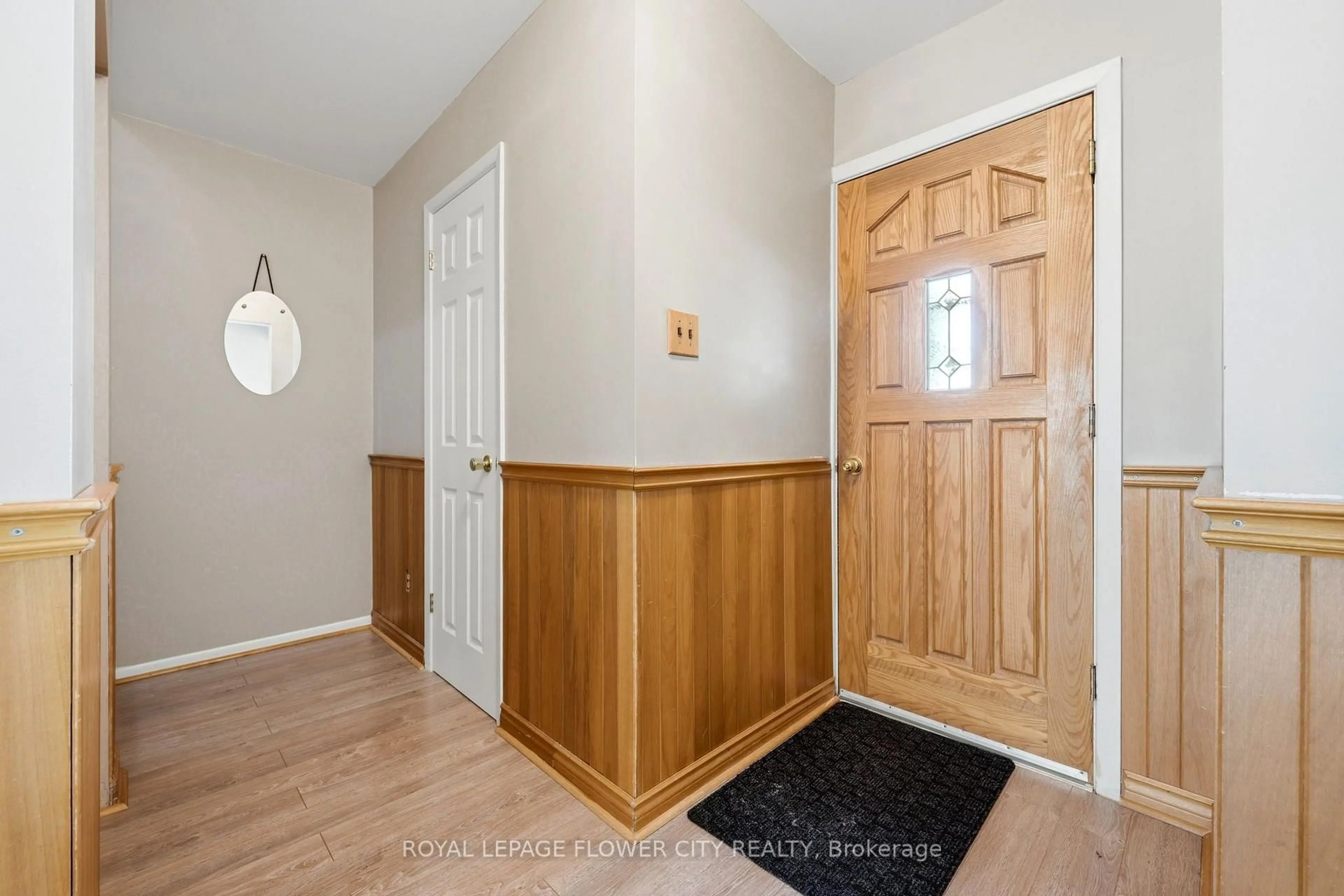 Indoor entryway for 132 Fallingdale Cres, Brampton Ontario L6T 3J6