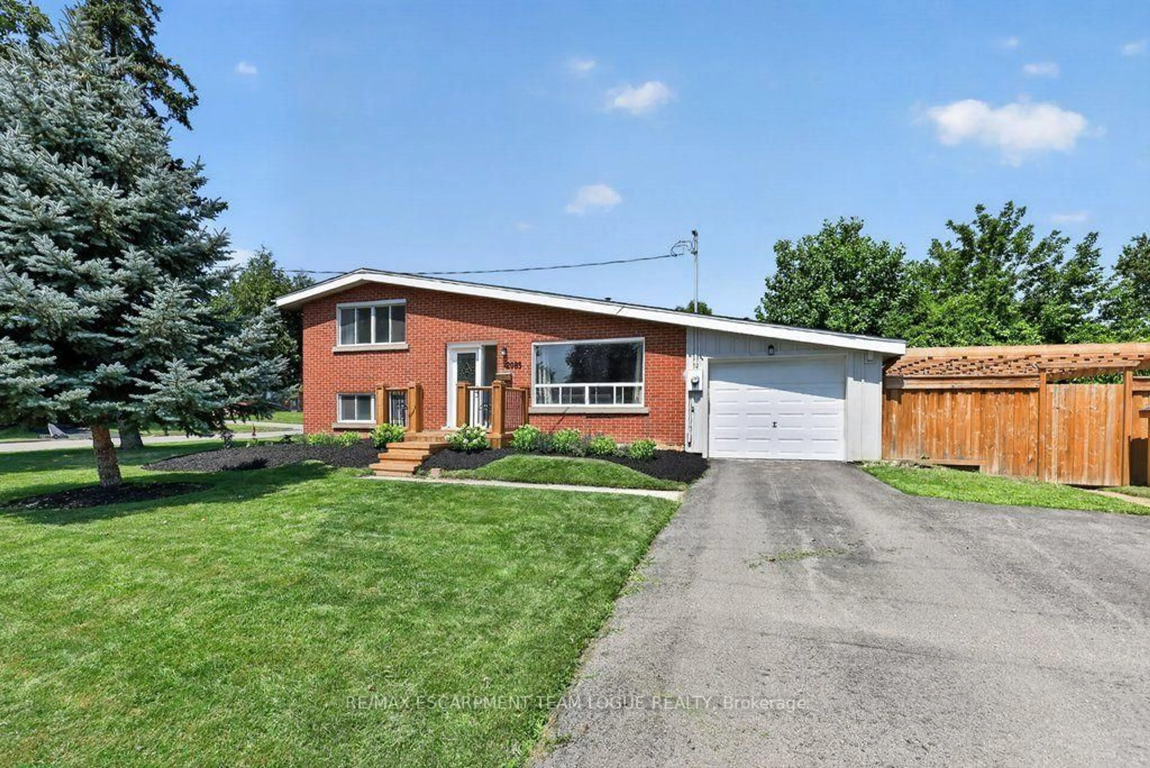 Home with brick exterior material, street for 2085 Mountainside Dr, Burlington Ontario L7P 1A9