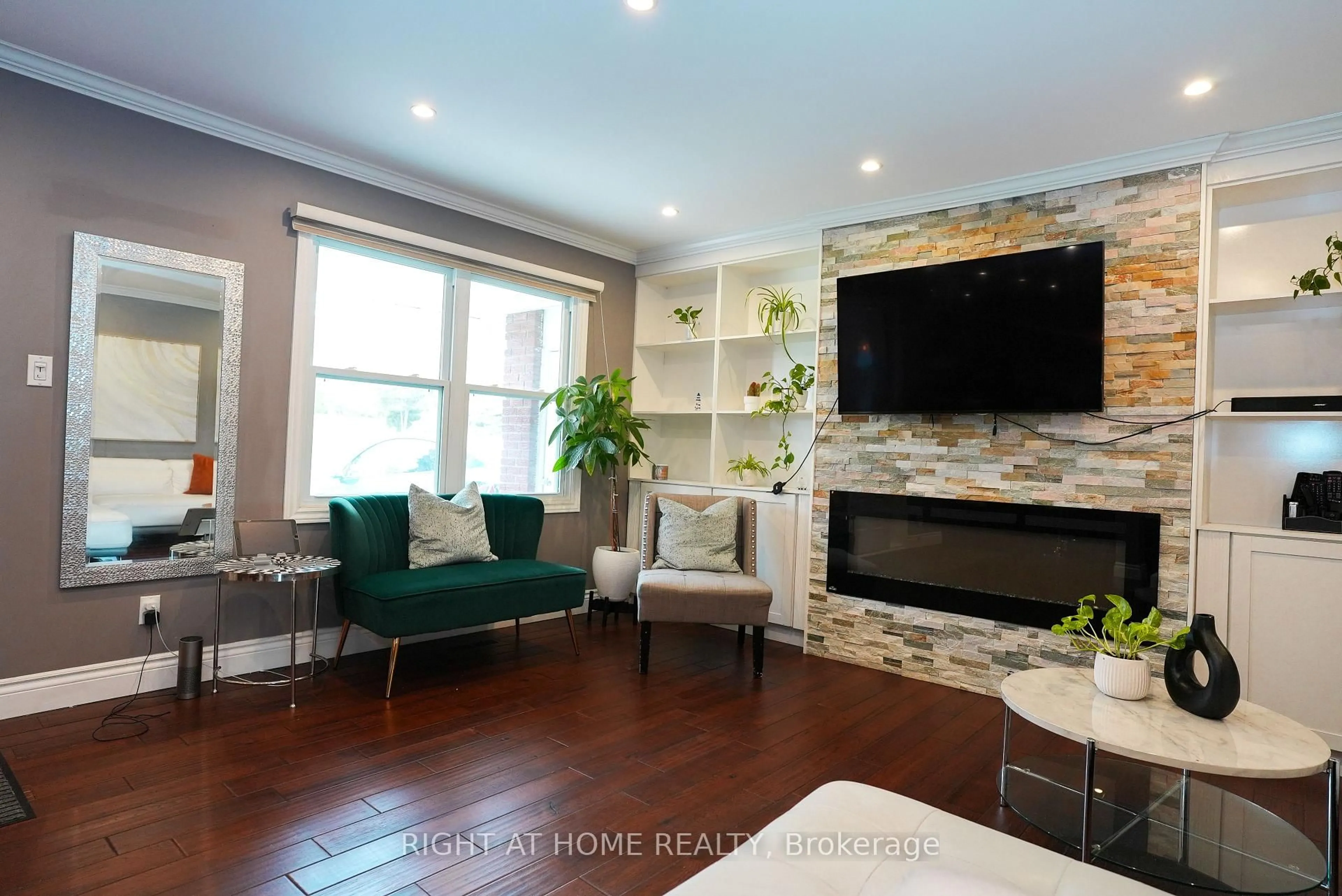 Living room with furniture, wood/laminate floor for 1266 Lakeview Dr, Oakville Ontario L6H 2M8