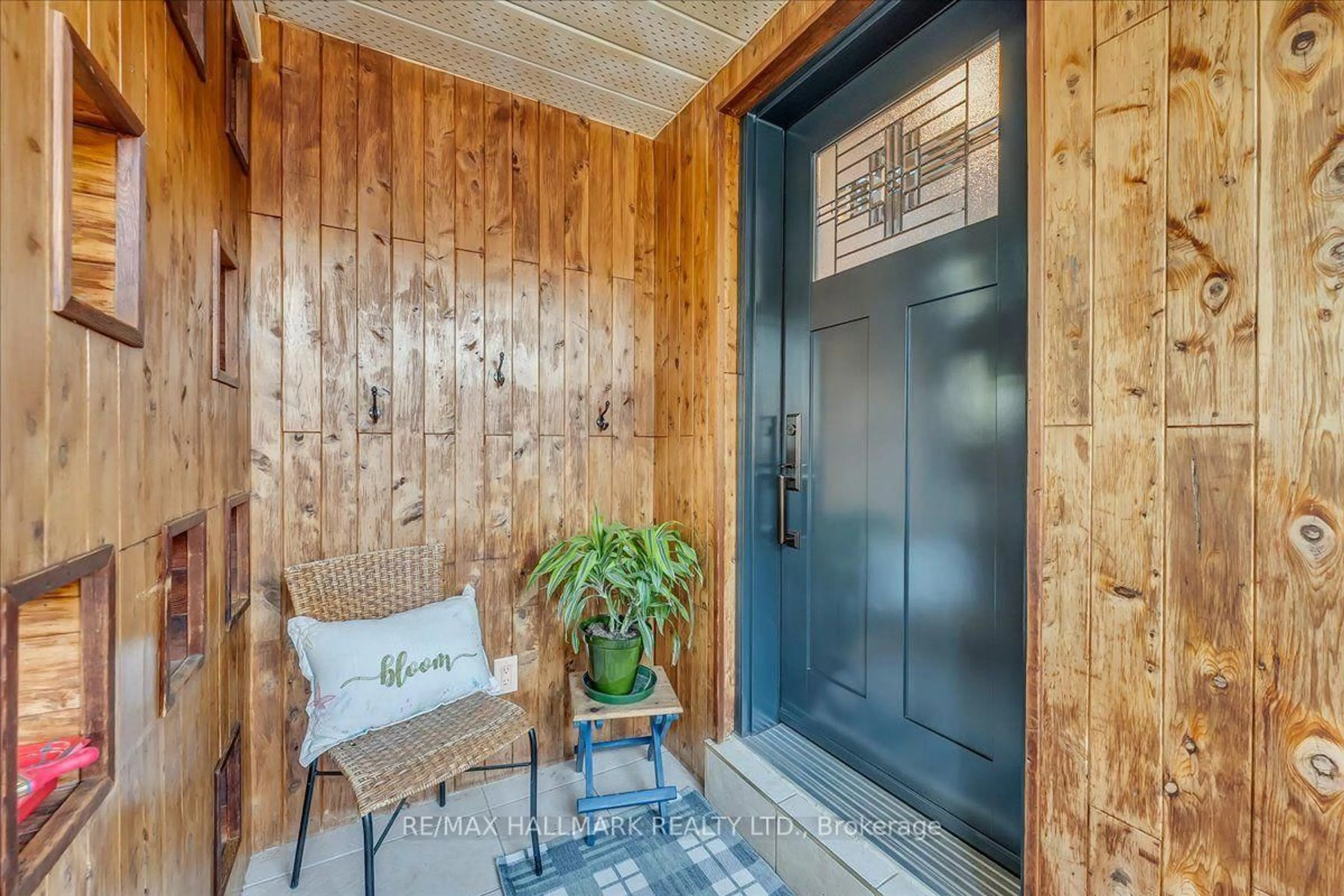 Indoor entryway for 1286 Napier Cres, Oakville Ontario L6H 2A4
