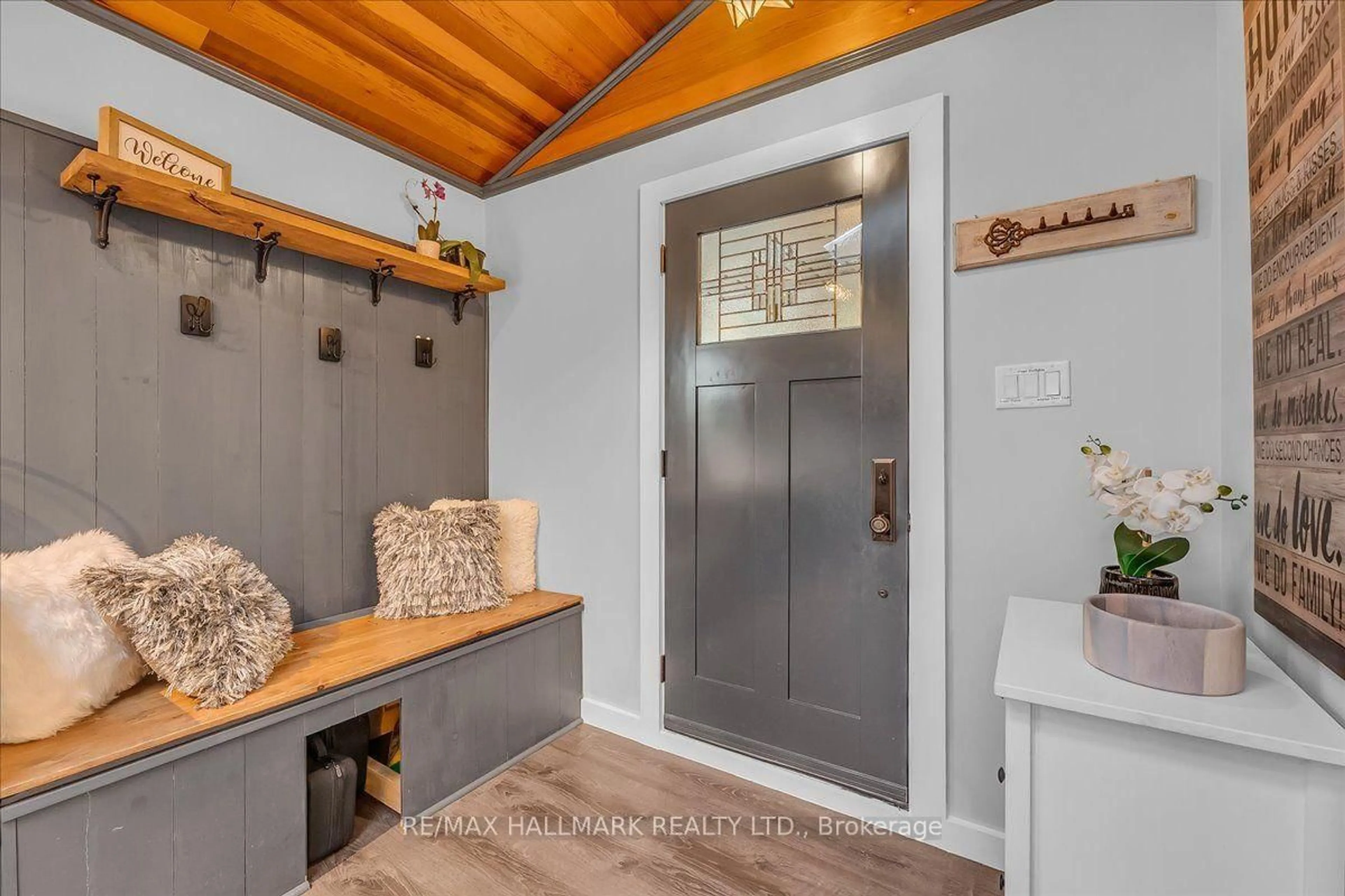 Indoor entryway for 1286 Napier Cres, Oakville Ontario L6H 2A4