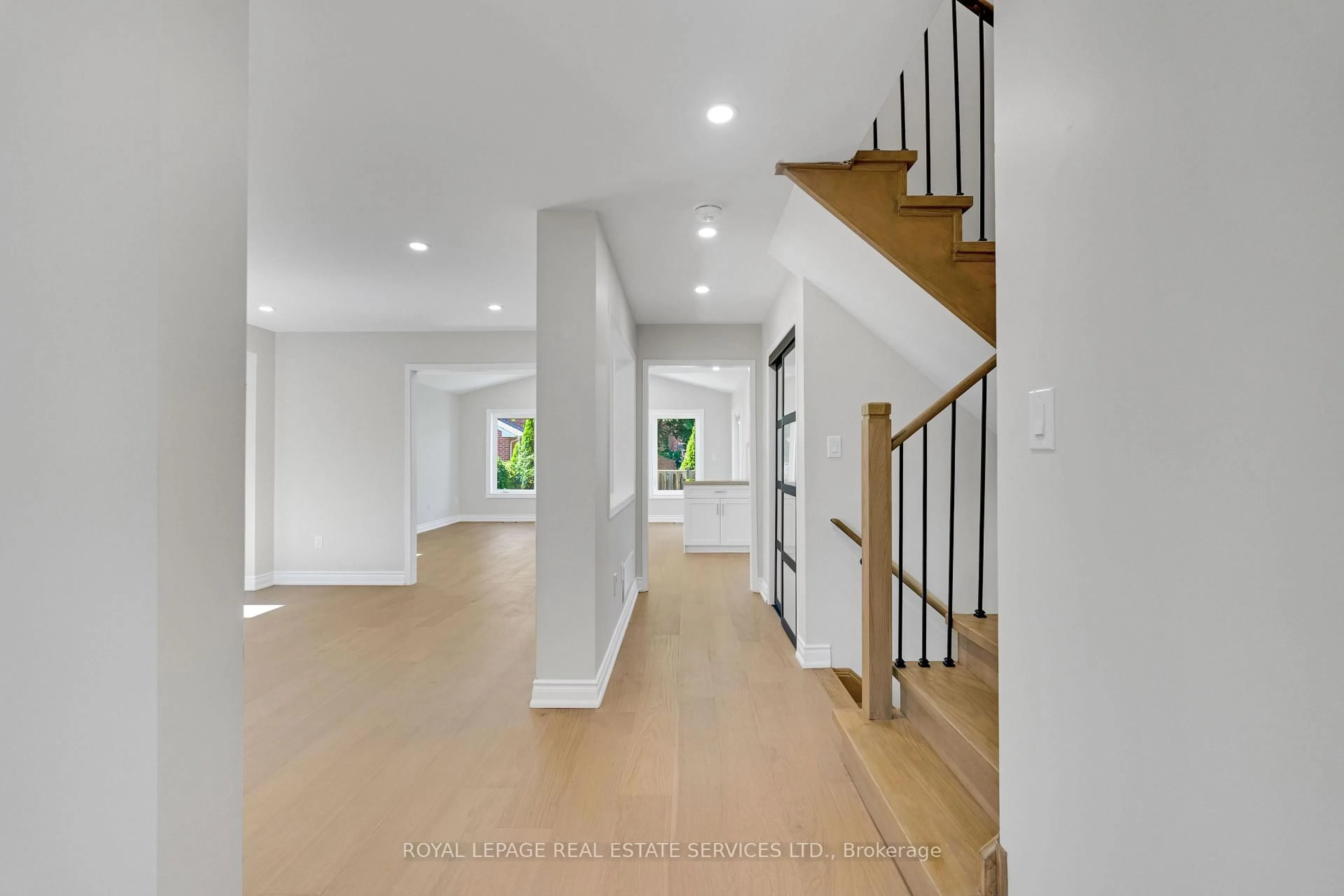 Indoor foyer for 3955 Foxwood Ave, Mississauga Ontario L5N 7V4