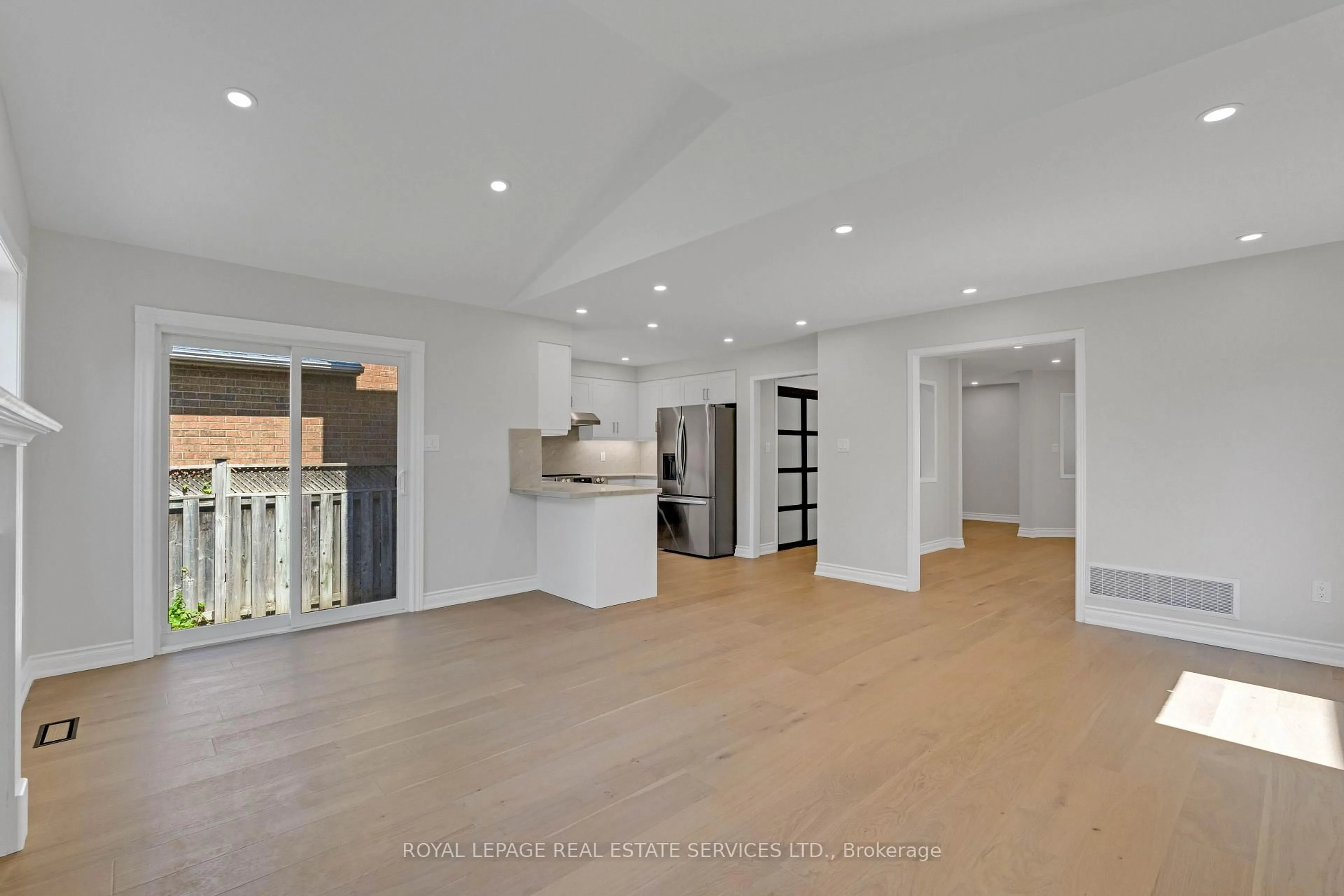 Open concept kitchen, unknown for 3955 Foxwood Ave, Mississauga Ontario L5N 7V4