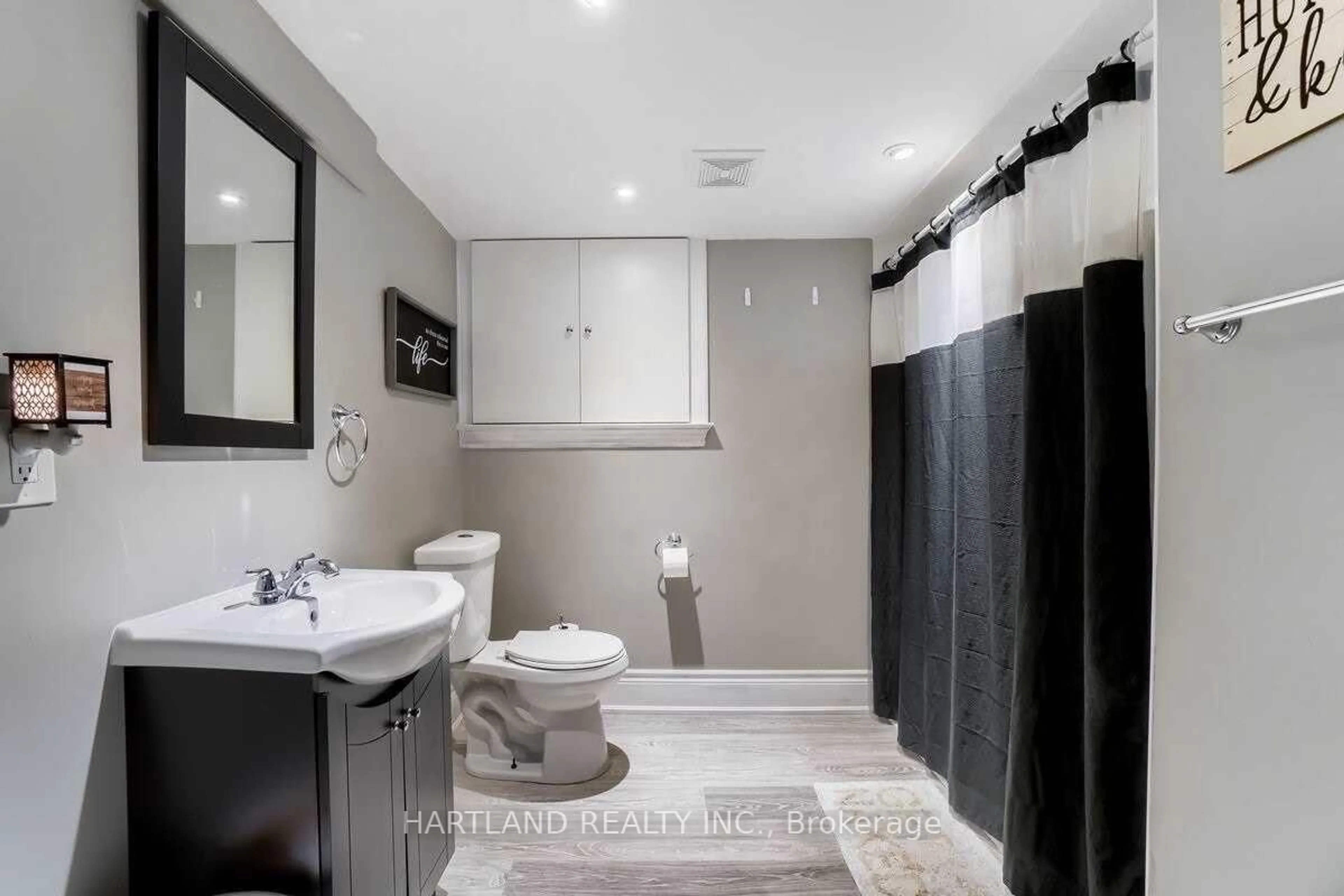 Standard bathroom, ceramic/tile floor for 476 Jay Cres, Orangeville Ontario L9W 4Y8