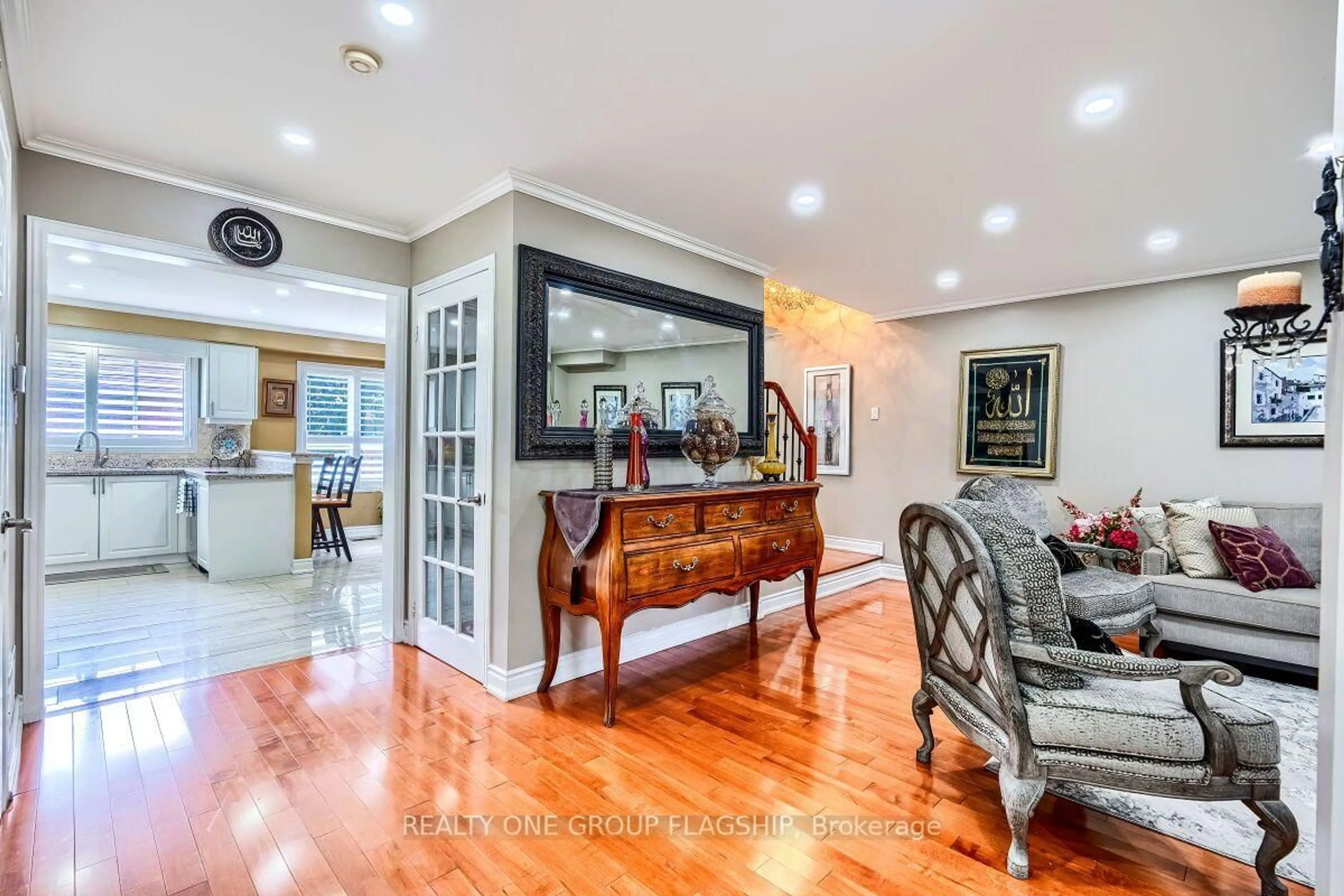 Indoor foyer for 5846 Tenth Line, Mississauga Ontario L5M 6V3
