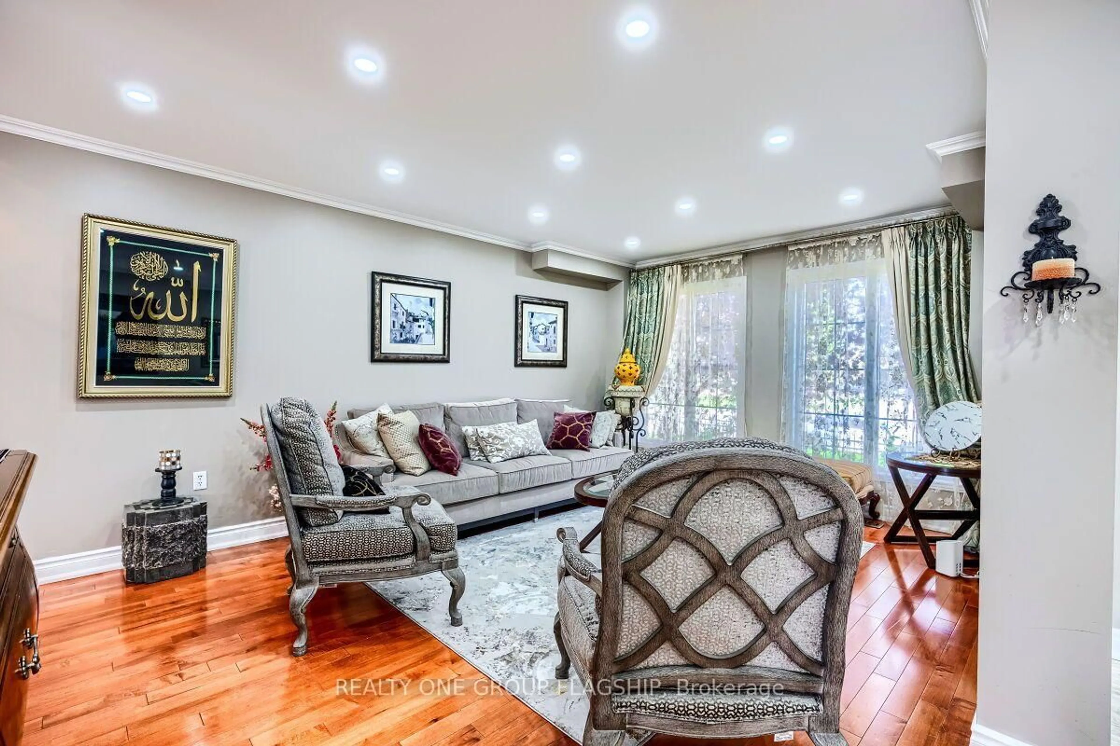 Living room with furniture, unknown for 5846 Tenth Line, Mississauga Ontario L5M 6V3