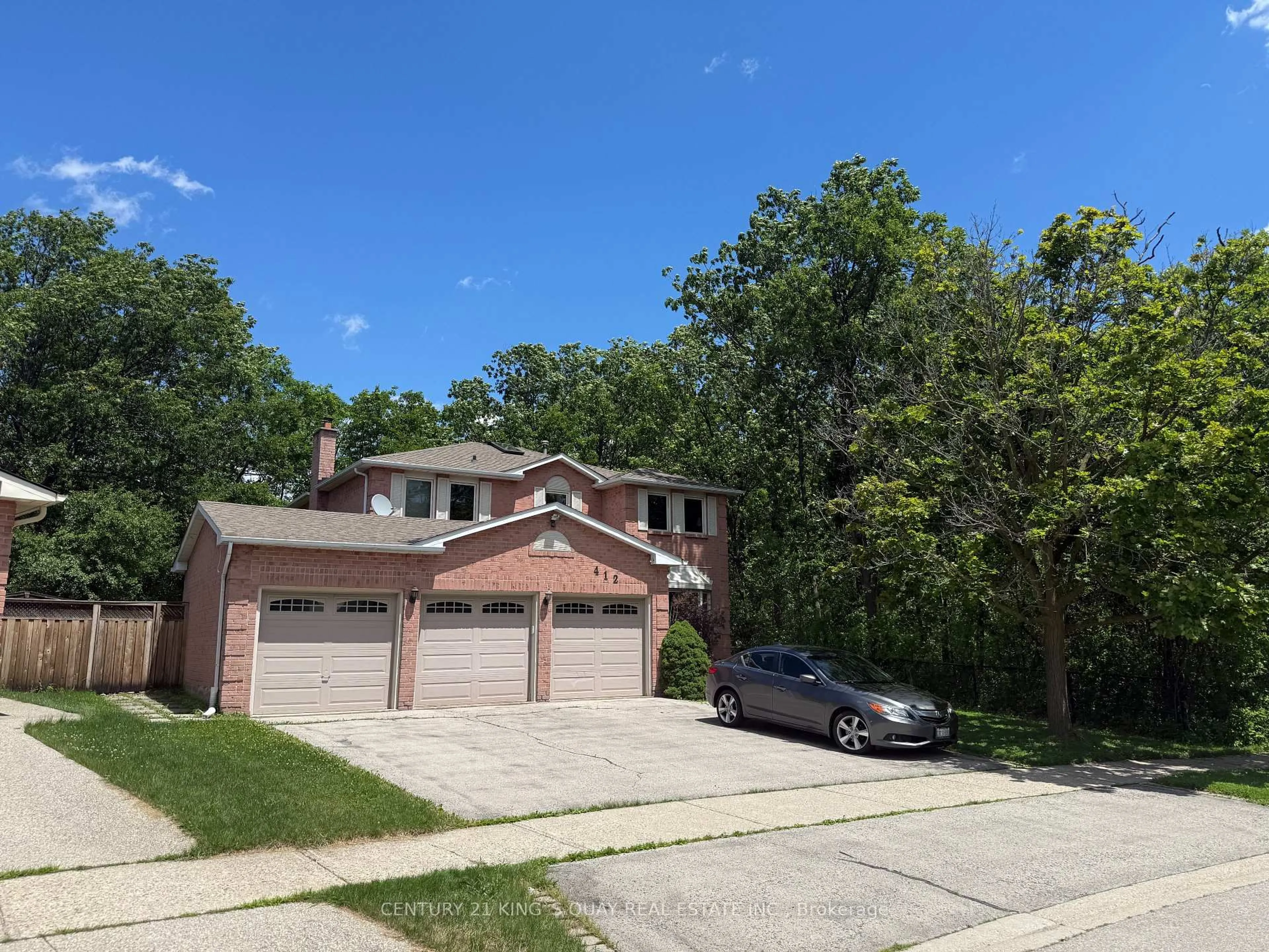 A pic from outside/outdoor area/front of a property/back of a property/a pic from drone, street for 412 Freeman Cres, Oakville Ontario L6H 4R3