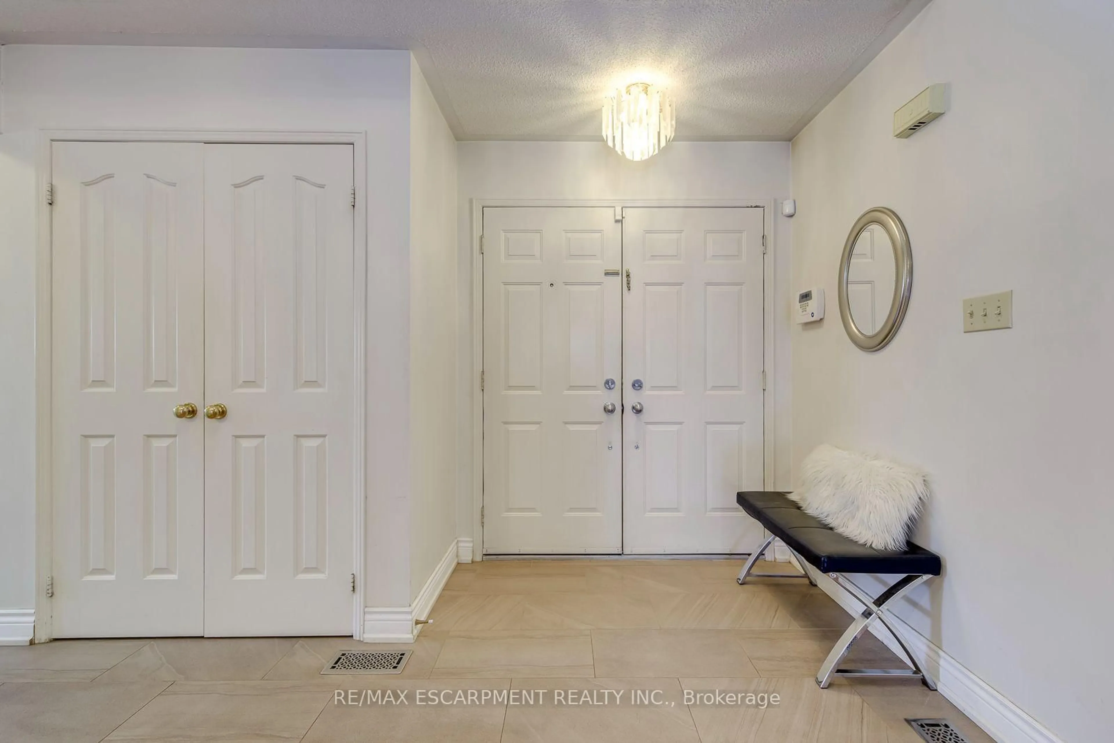 Indoor entryway for 2442 Wynten Way, Oakville Ontario L6J 7K9