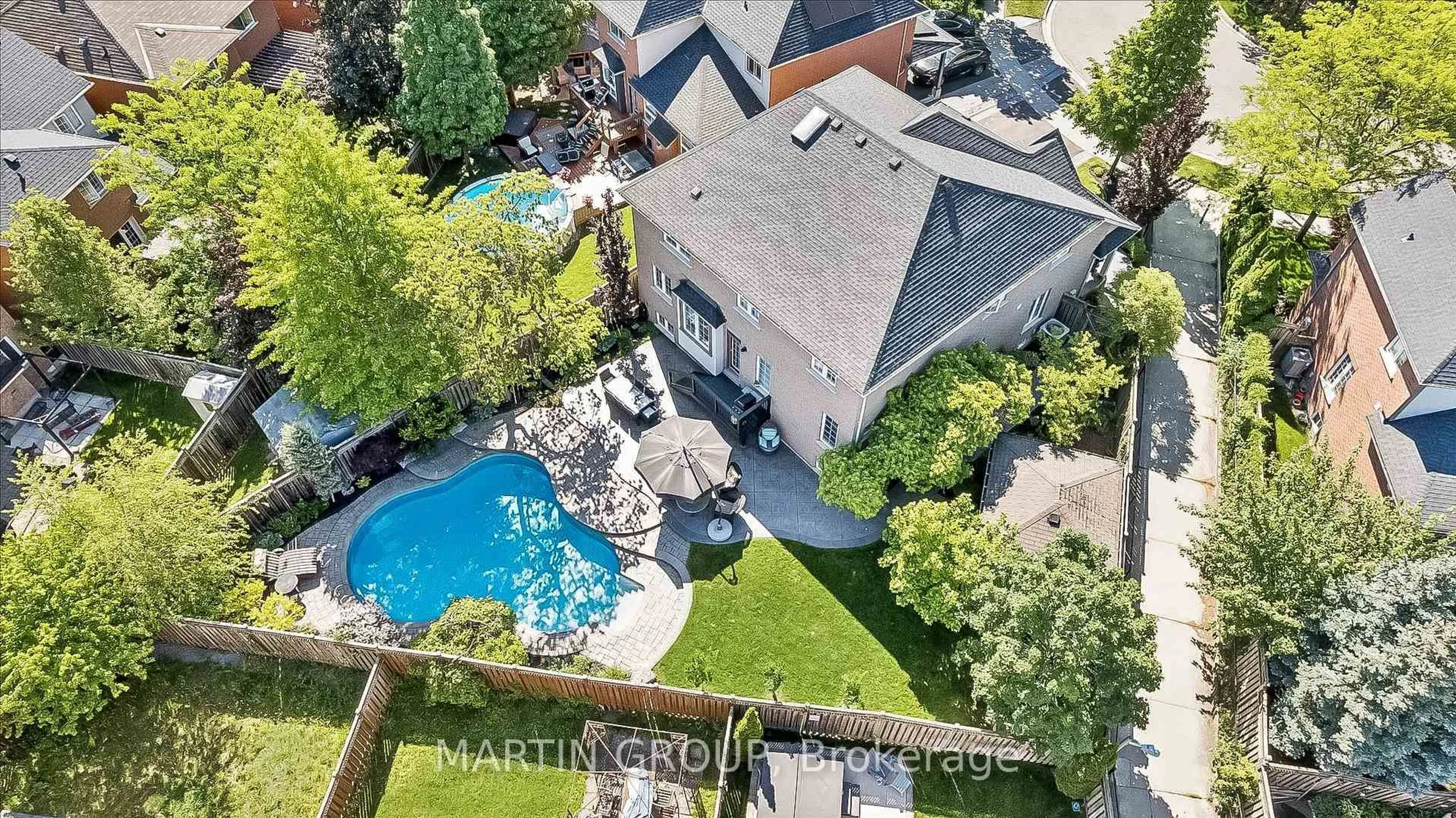 A pic from outside/outdoor area/front of a property/back of a property/a pic from drone, unknown for 2283 Briargrove Circ, Oakville Ontario L6M 5A5