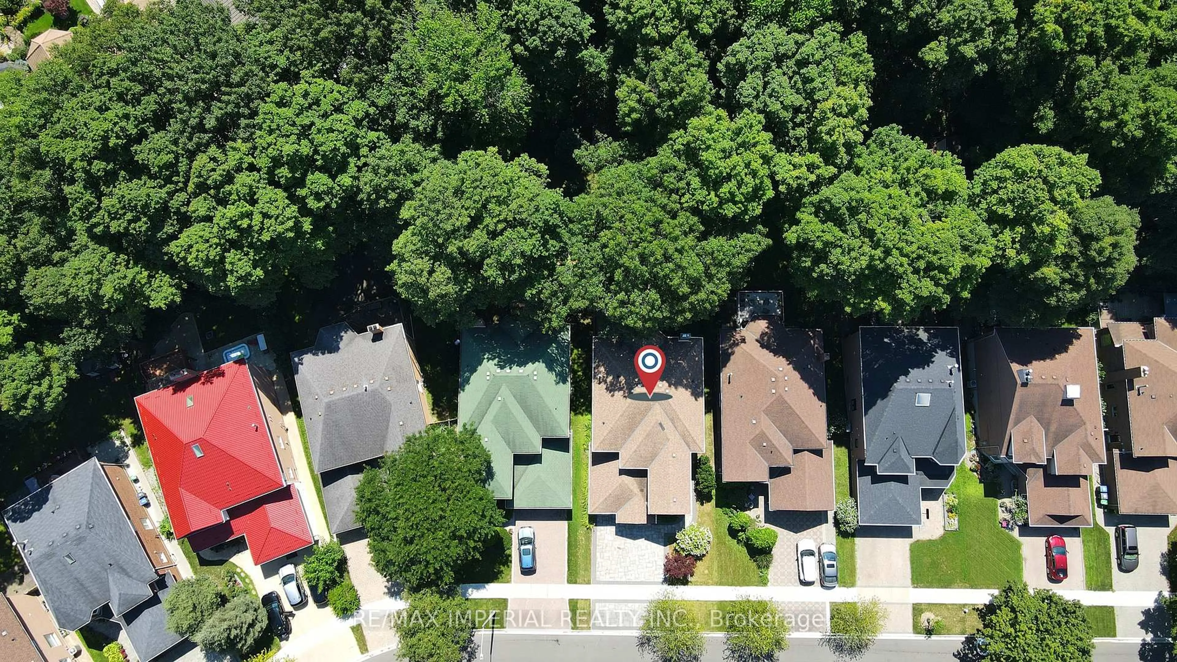 A pic from outside/outdoor area/front of a property/back of a property/a pic from drone, street for 5337 Champlain Tr, Mississauga Ontario L5R 2Y6