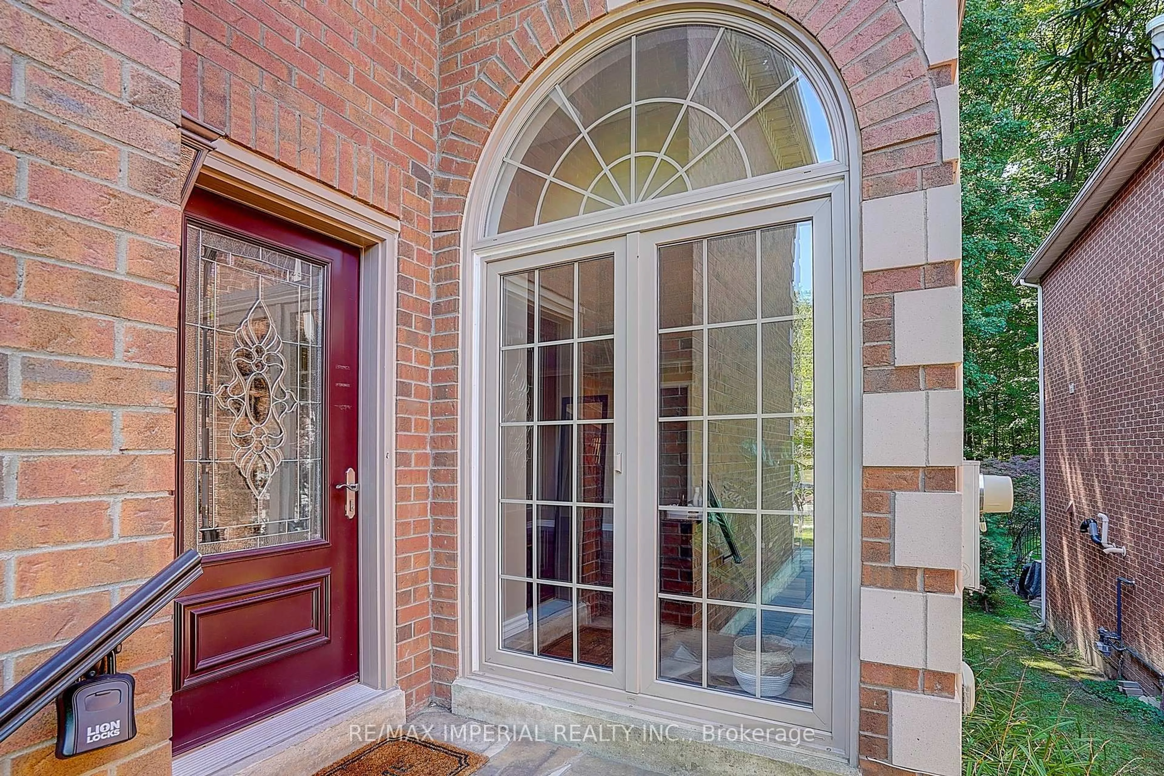 Indoor entryway for 5337 Champlain Tr, Mississauga Ontario L5R 2Y6