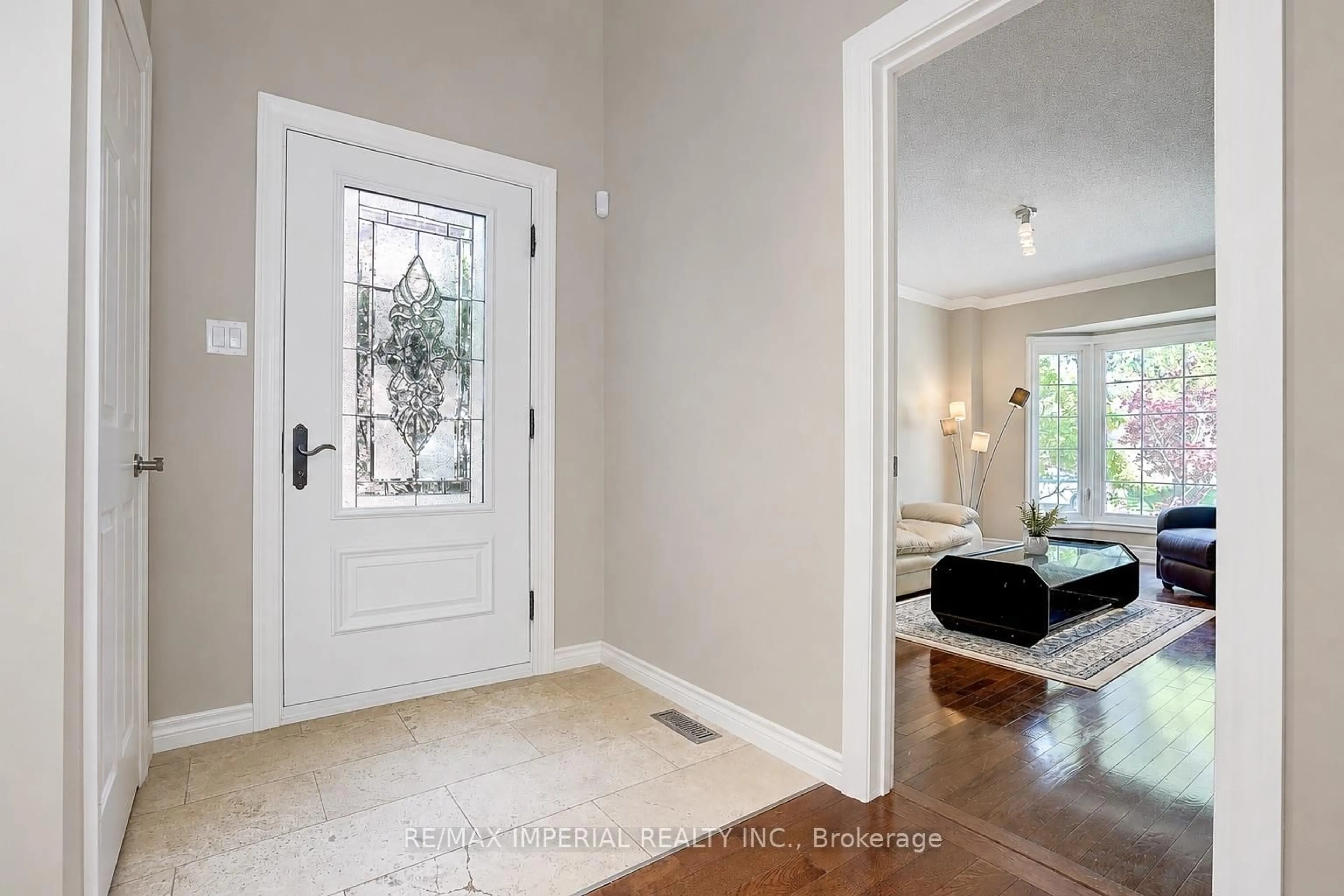 Indoor entryway for 5337 Champlain Tr, Mississauga Ontario L5R 2Y6