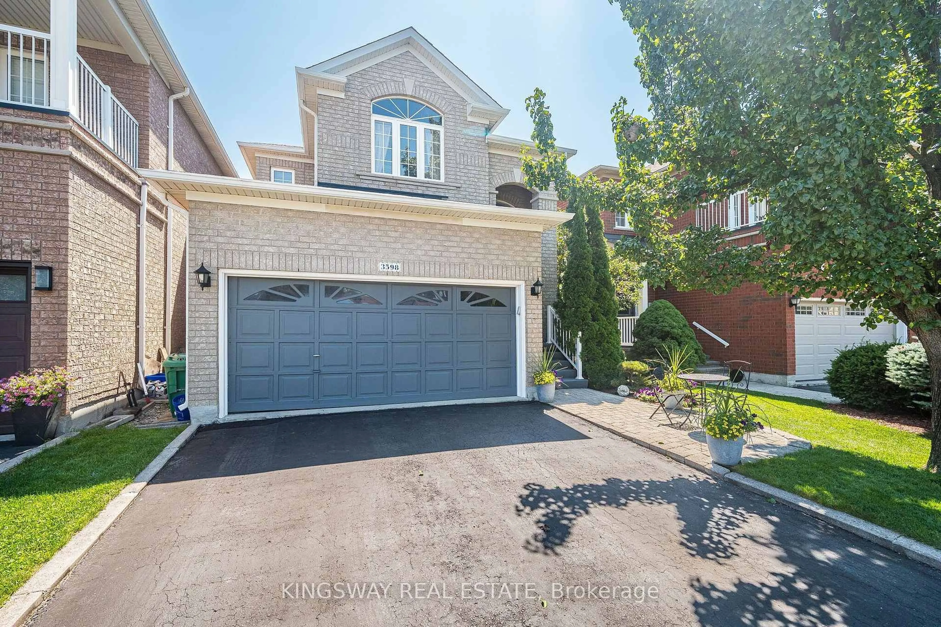 A pic from outside/outdoor area/front of a property/back of a property/a pic from drone, street for 3598 Fountain Park Ave, Mississauga Ontario L5M 7G1