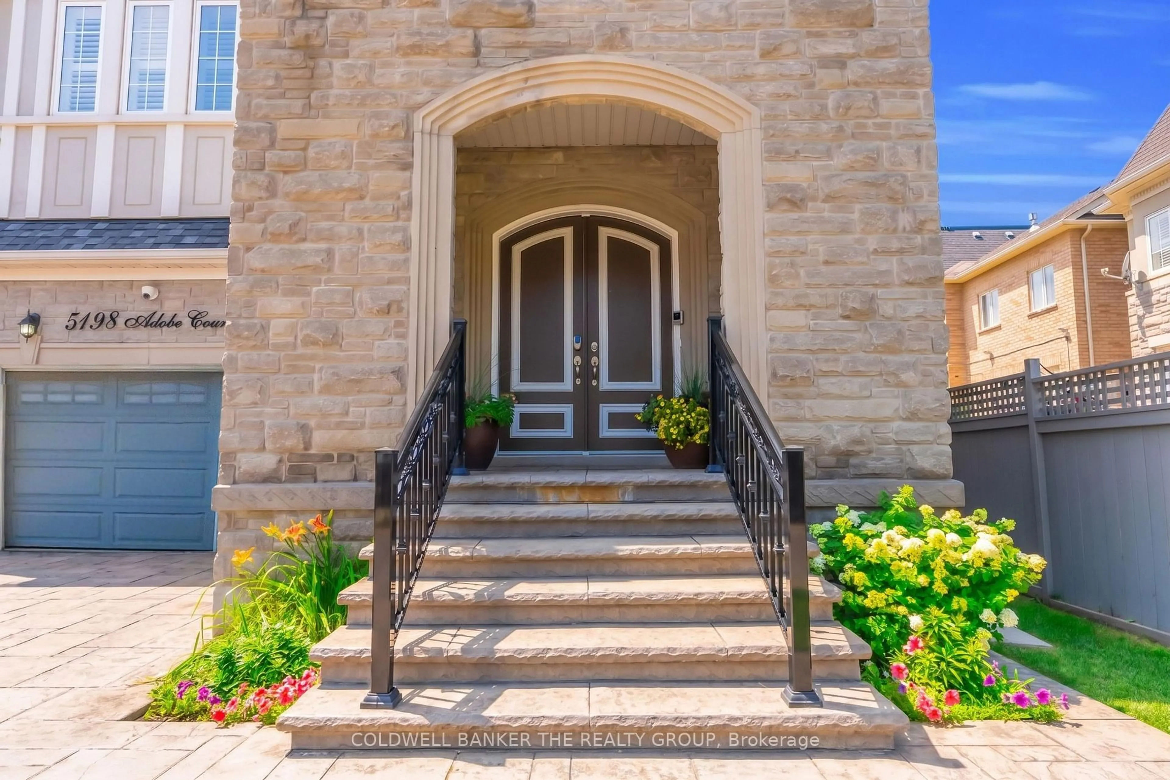 Indoor entryway for 5198 Adobe Crt, Mississauga Ontario L5M 0K8