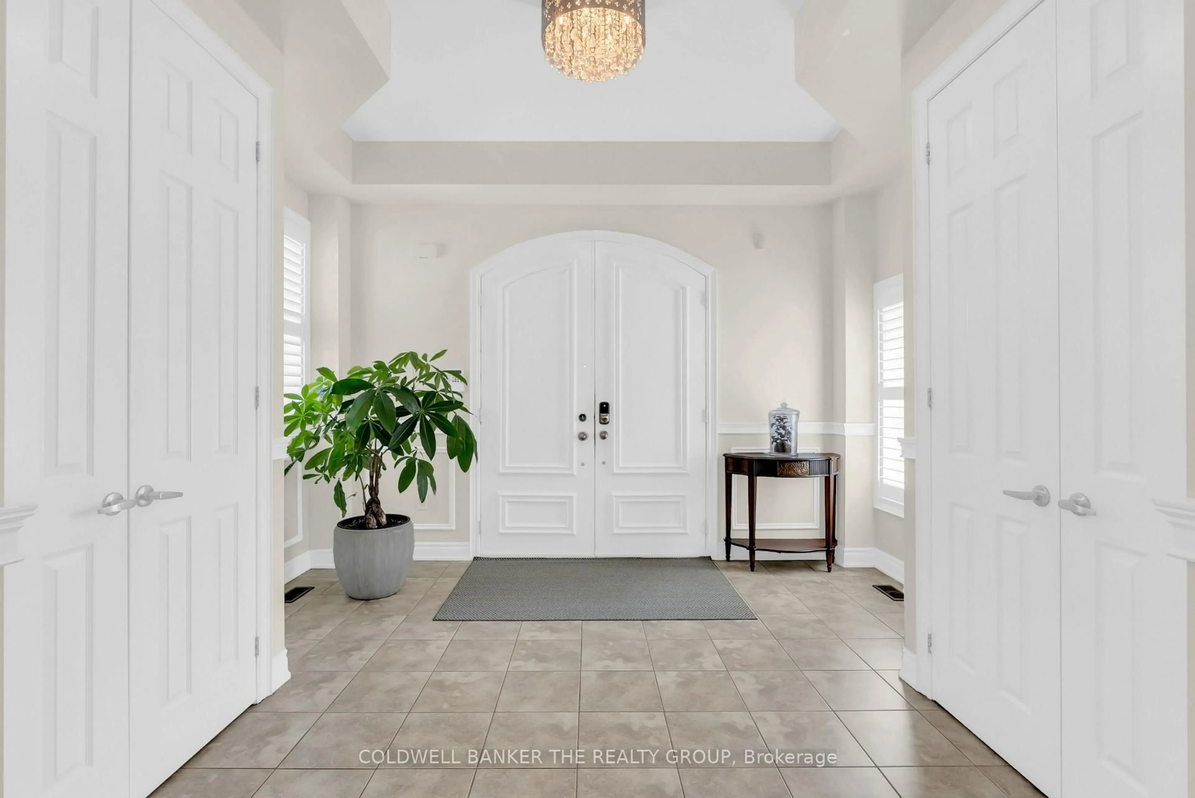 Indoor entryway for 5198 Adobe Crt, Mississauga Ontario L5M 0K8
