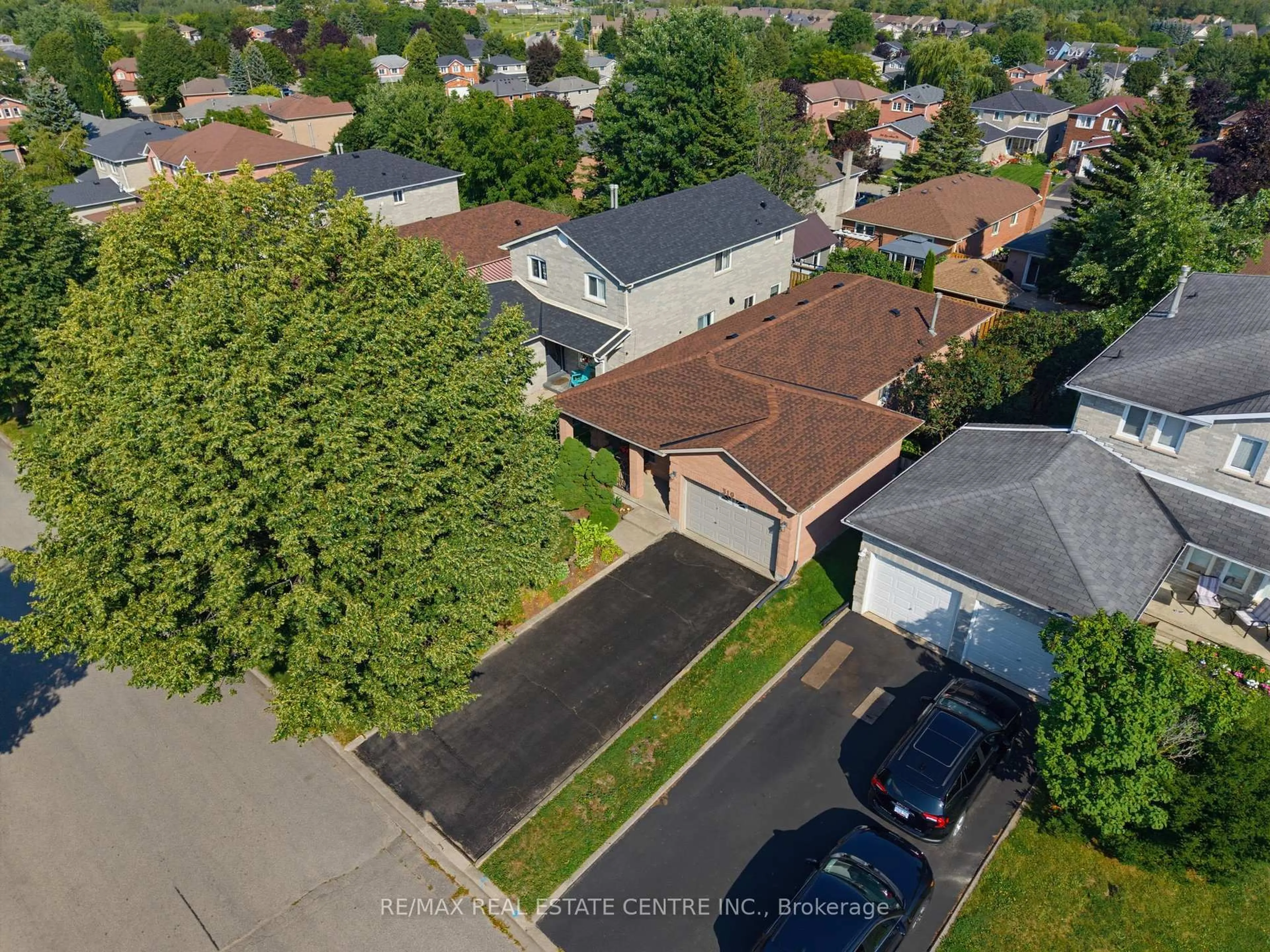 A pic from outside/outdoor area/front of a property/back of a property/a pic from drone, street for 310 Bailey Dr, Orangeville Ontario L9W 4M3