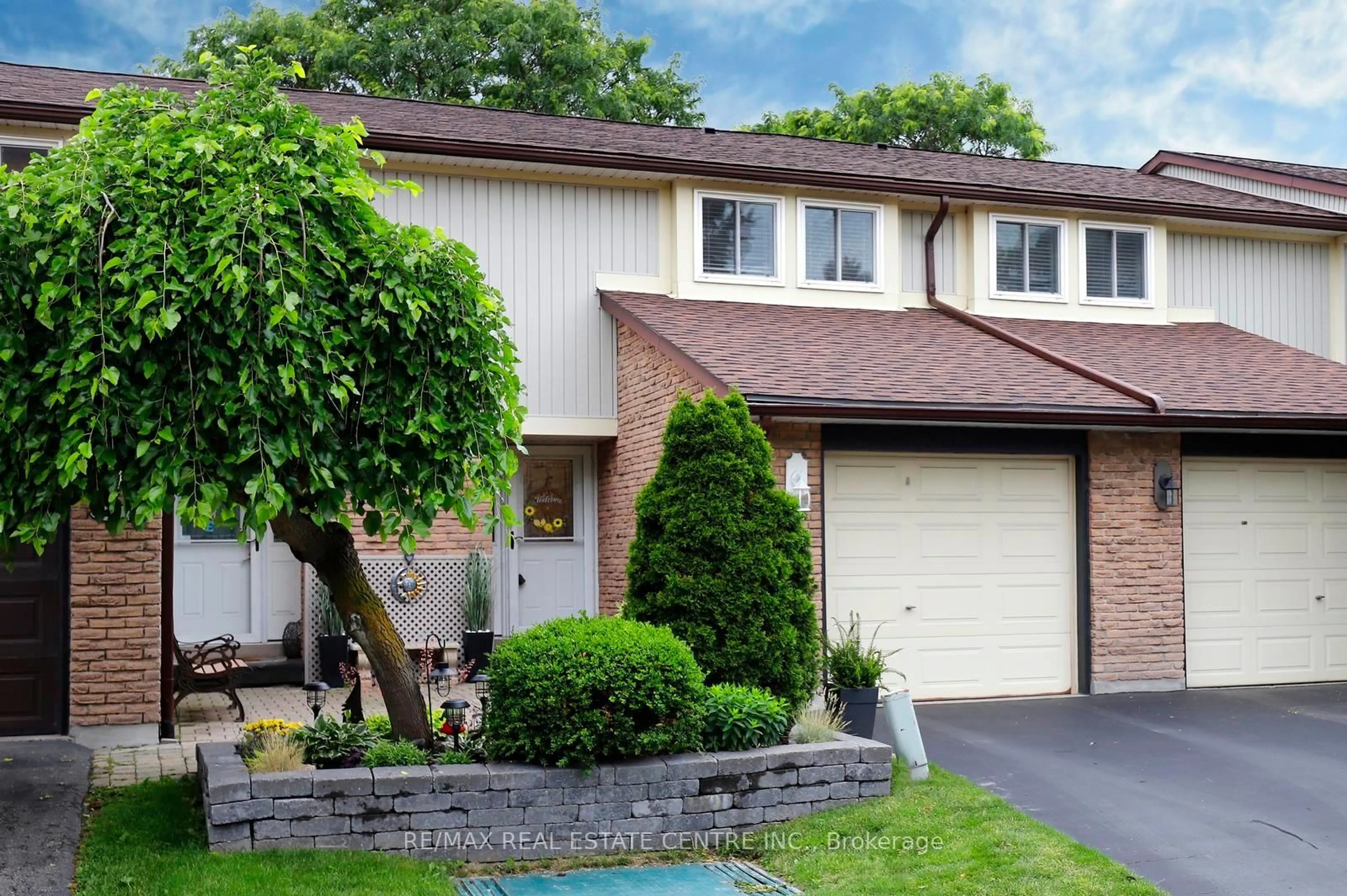 Home with vinyl exterior material, street for 341 Wilson Dr #3, Milton Ontario L9T 3Y9