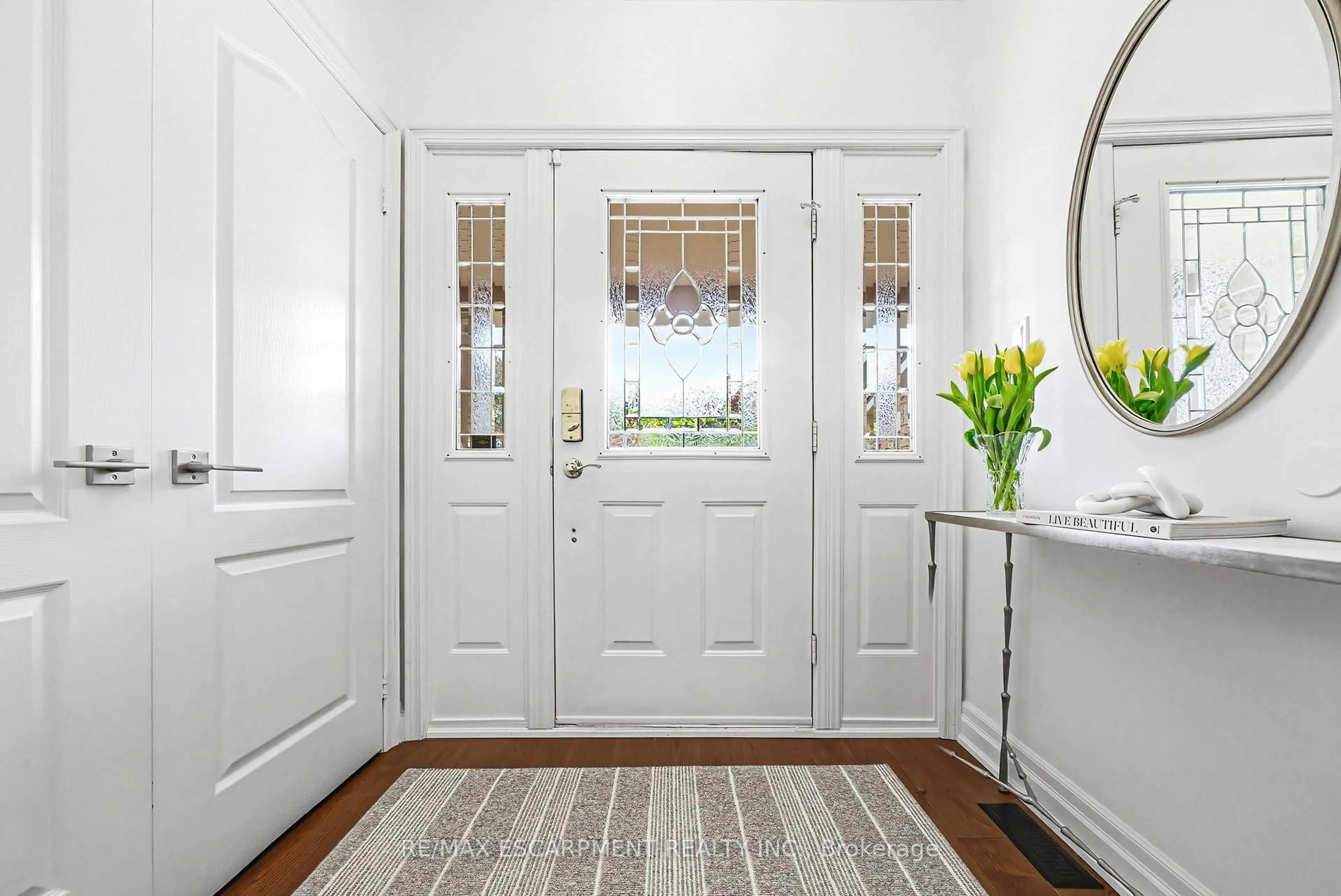 Indoor entryway for 4211 Millcroft Park Dr #19, Burlington Ontario L7M 3Y9