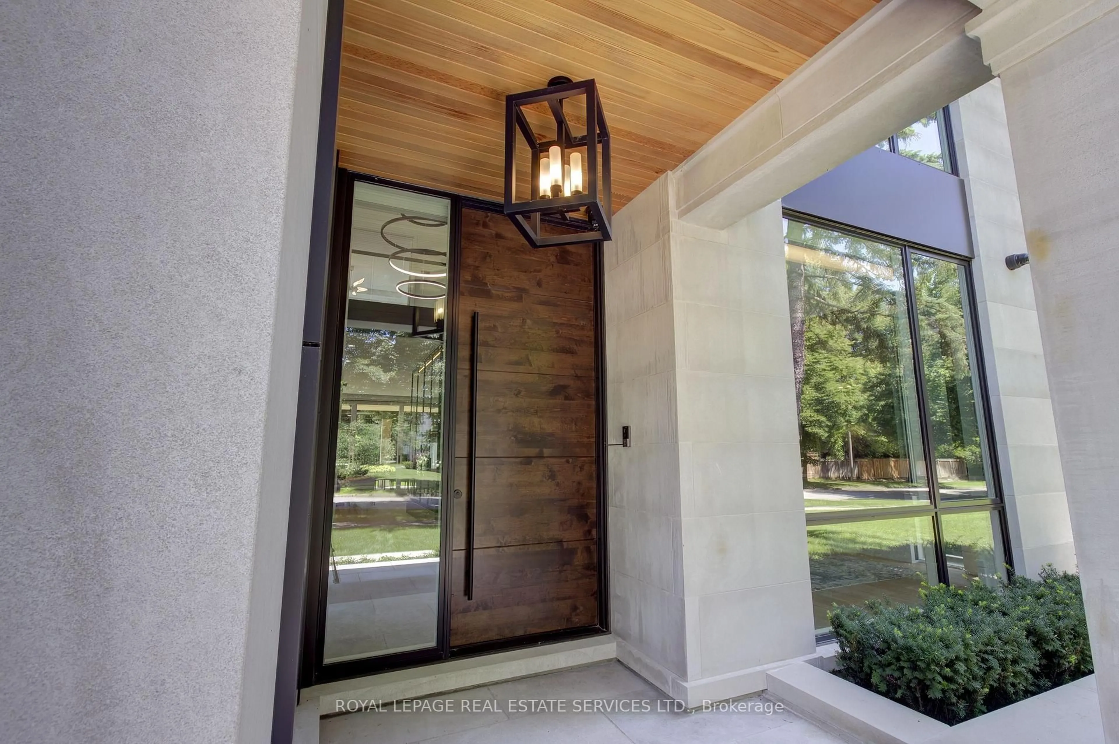 Indoor entryway for 1472 Oakhill Dr, Oakville Ontario L6J 1Y5