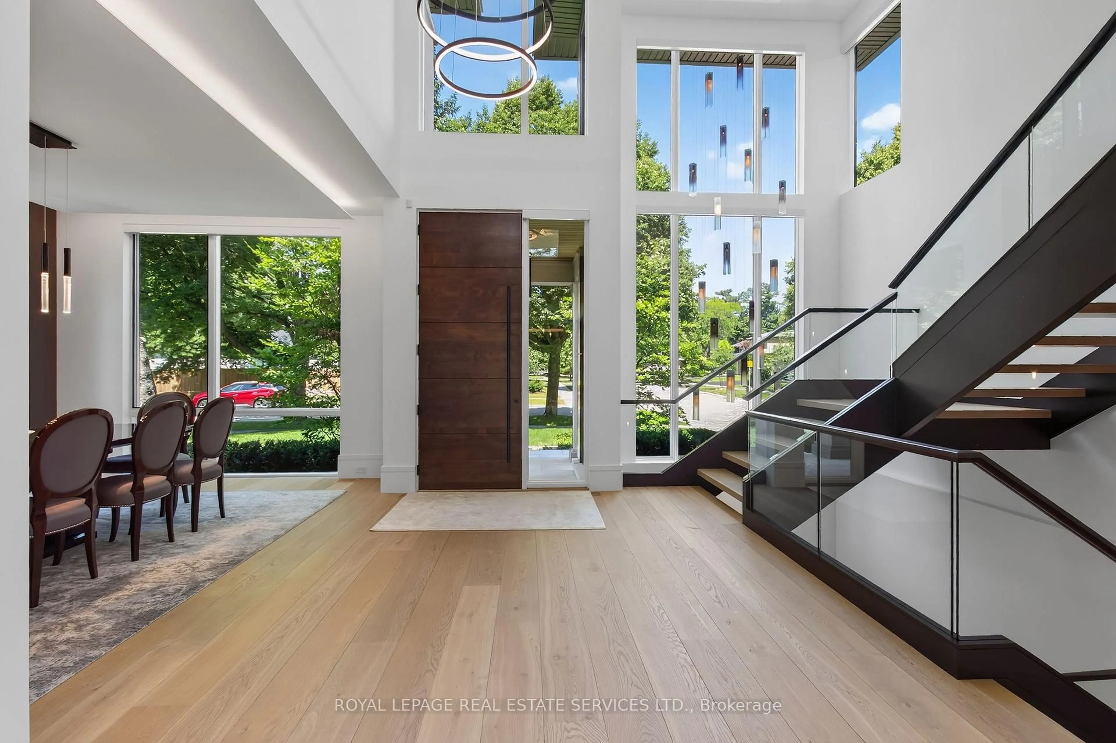 Indoor entryway for 1472 Oakhill Dr, Oakville Ontario L6J 1Y5