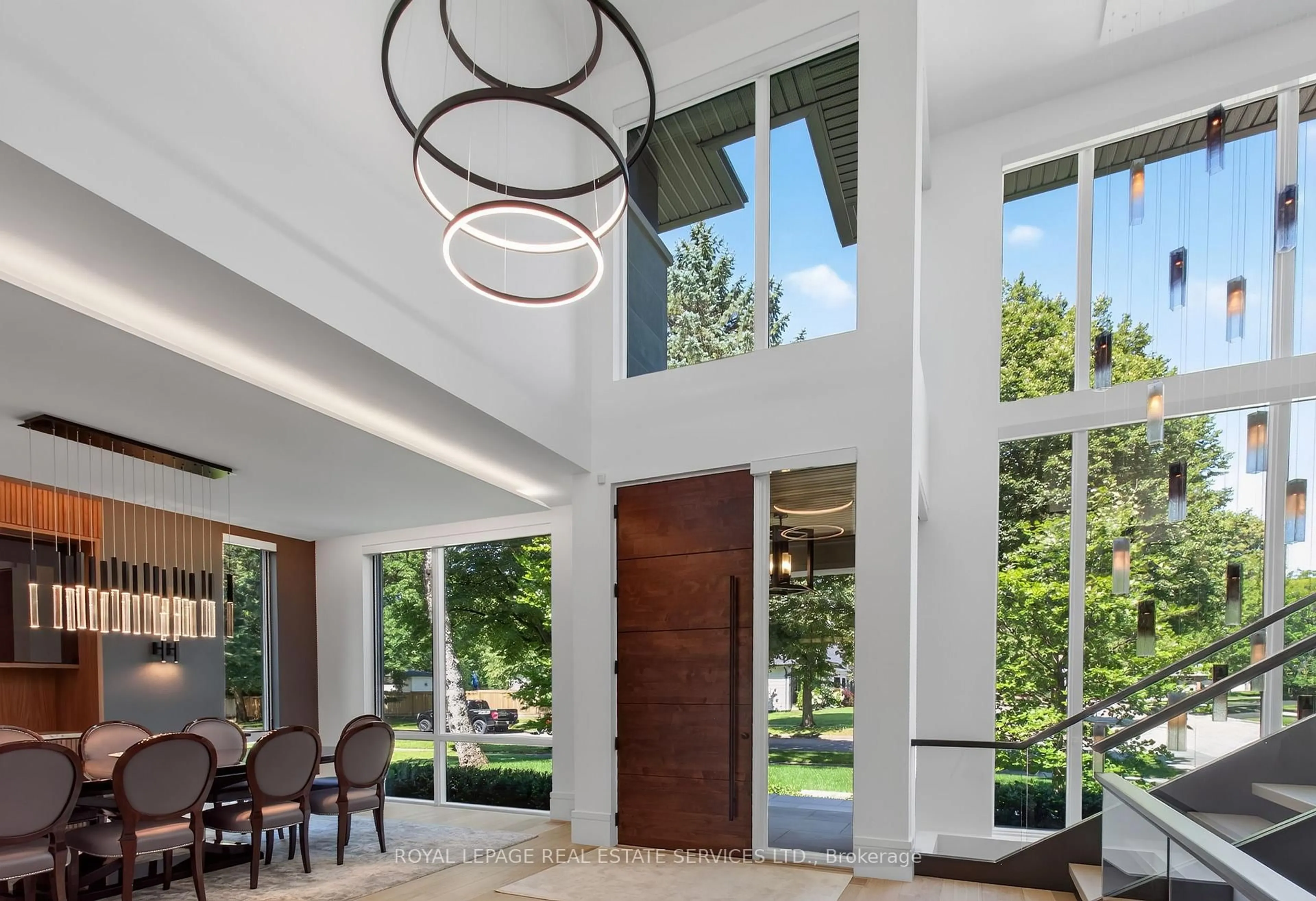 Indoor foyer for 1472 Oakhill Dr, Oakville Ontario L6J 1Y5