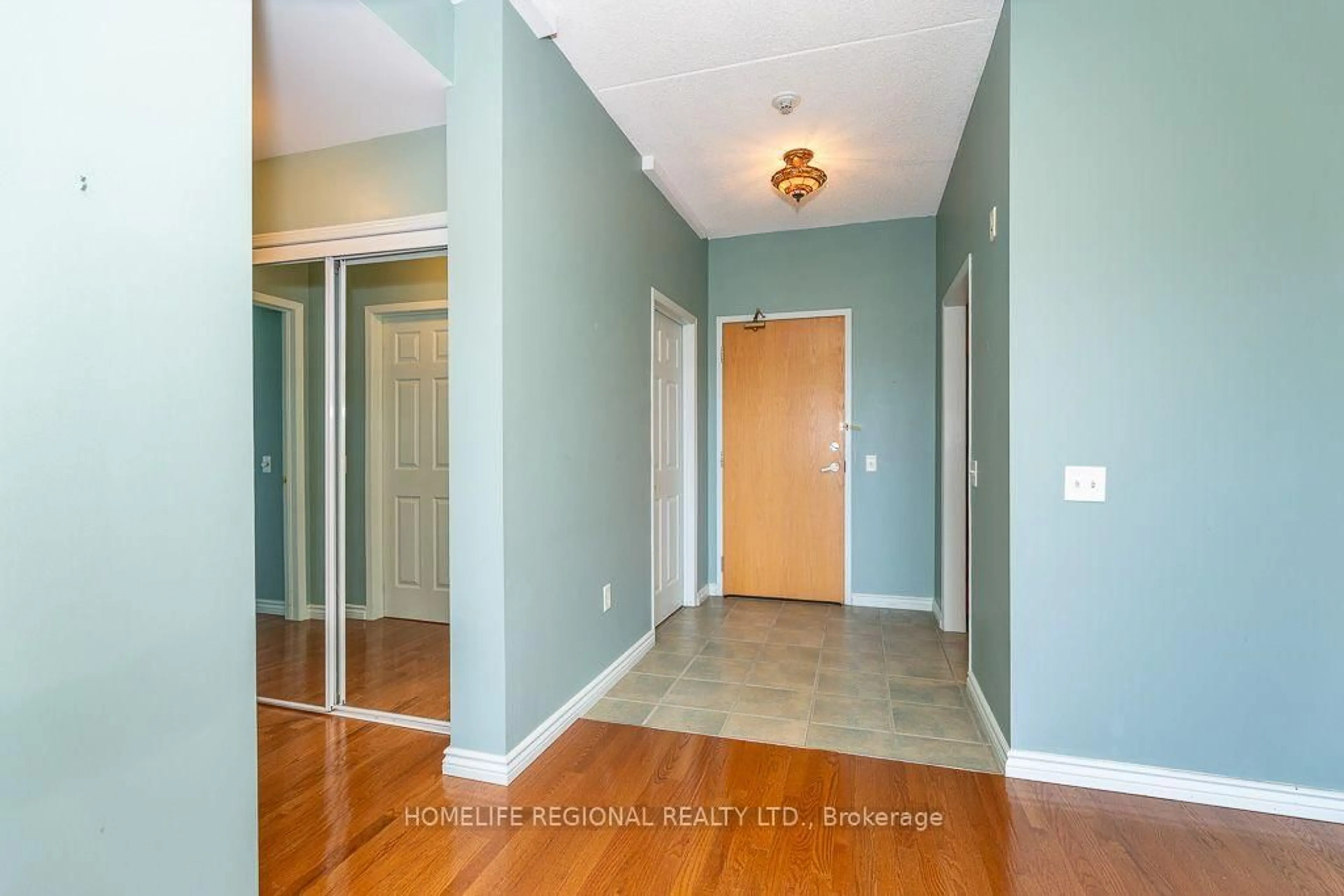 Indoor entryway for 2085 Amherst Heights Dr #611, Burlington Ontario L7P 5C2