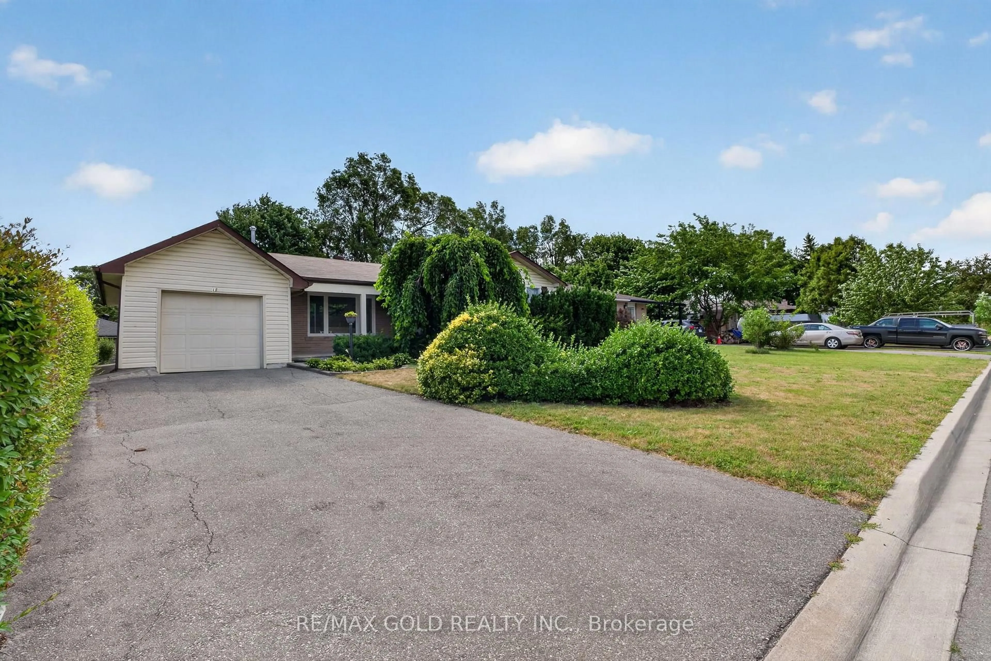A pic from outside/outdoor area/front of a property/back of a property/a pic from drone, street for 18 Esplanade Rd, Brampton Ontario L6T 2C7