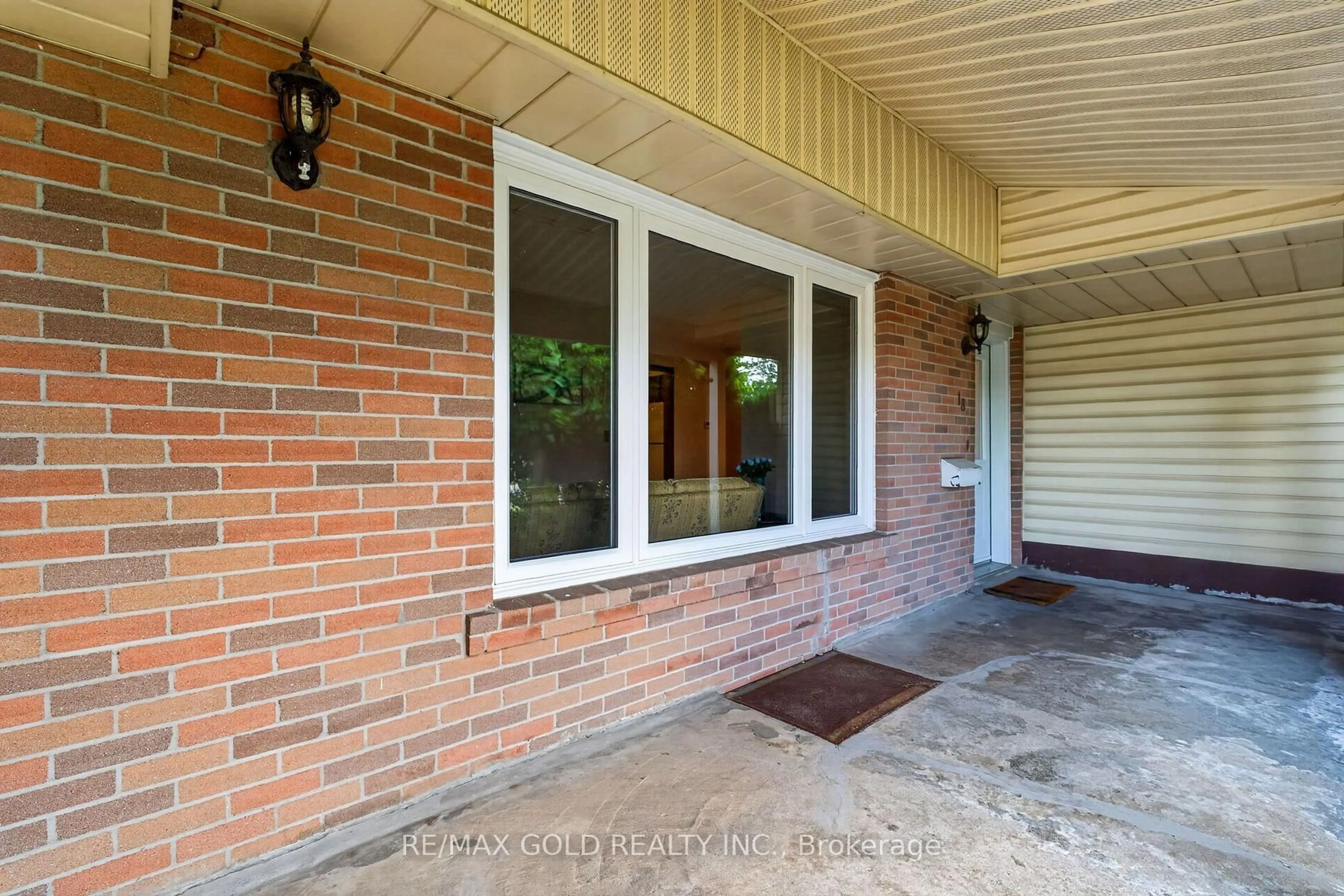 Indoor entryway for 18 Esplanade Rd, Brampton Ontario L6T 2C7