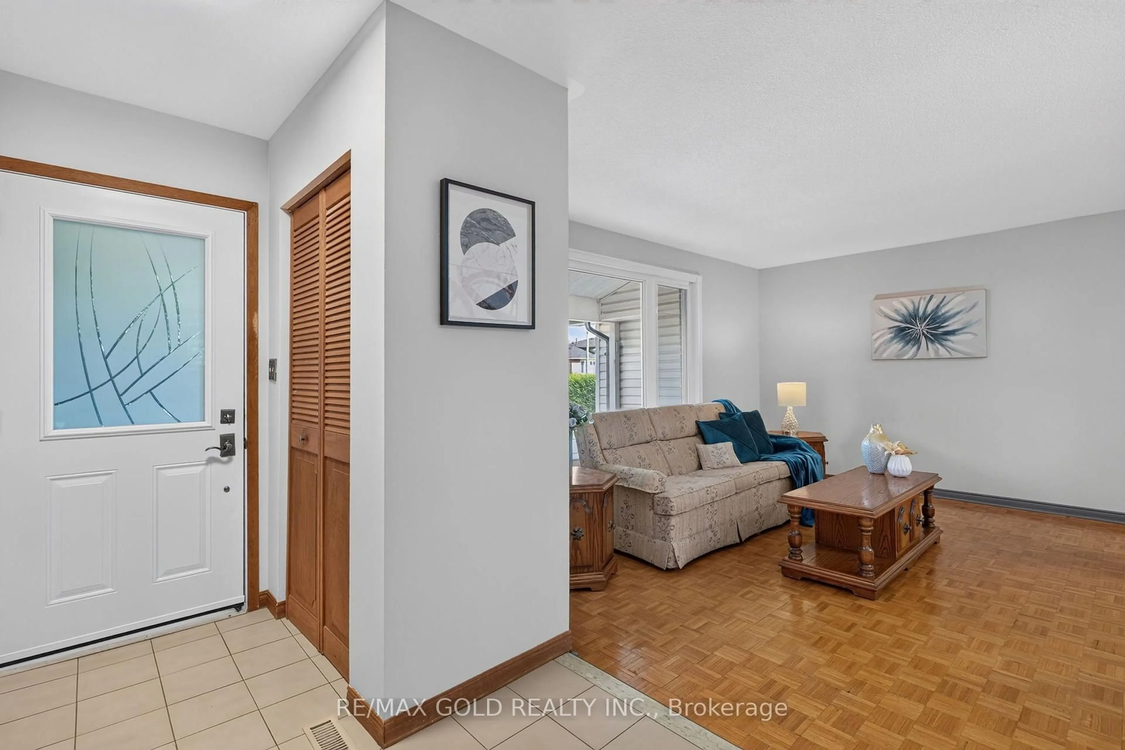 Indoor entryway for 18 Esplanade Rd, Brampton Ontario L6T 2C7