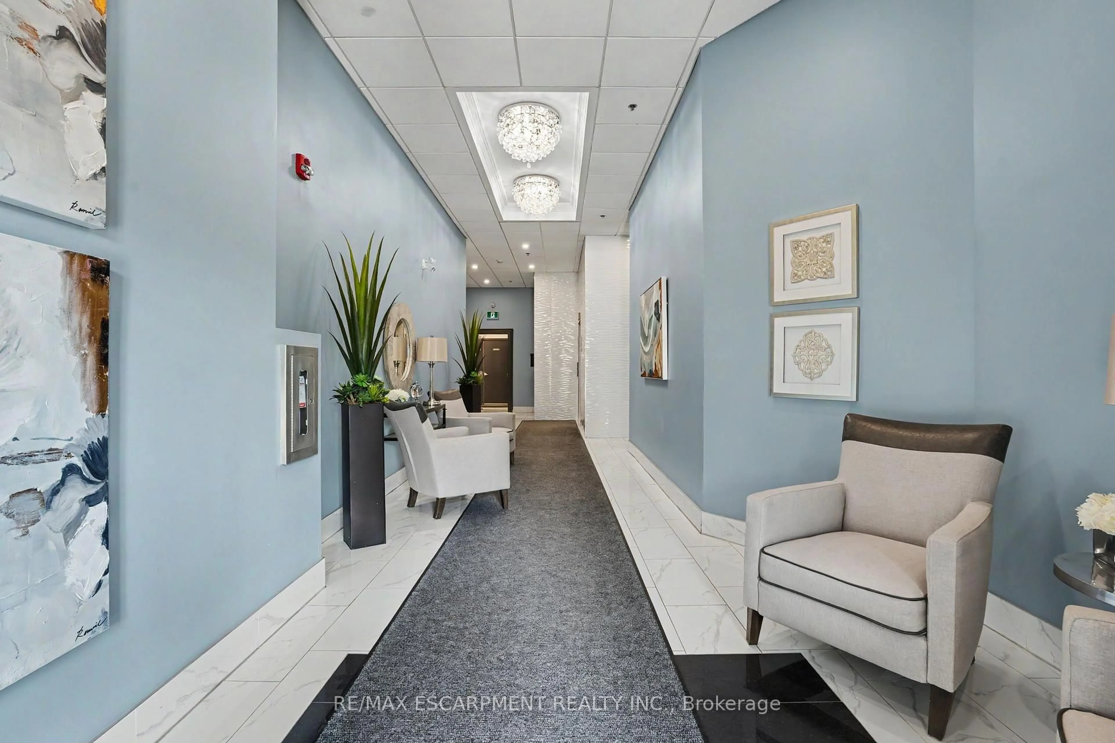 Indoor foyer for 34 Plains Rd #206, Burlington Ontario L7T 0B9