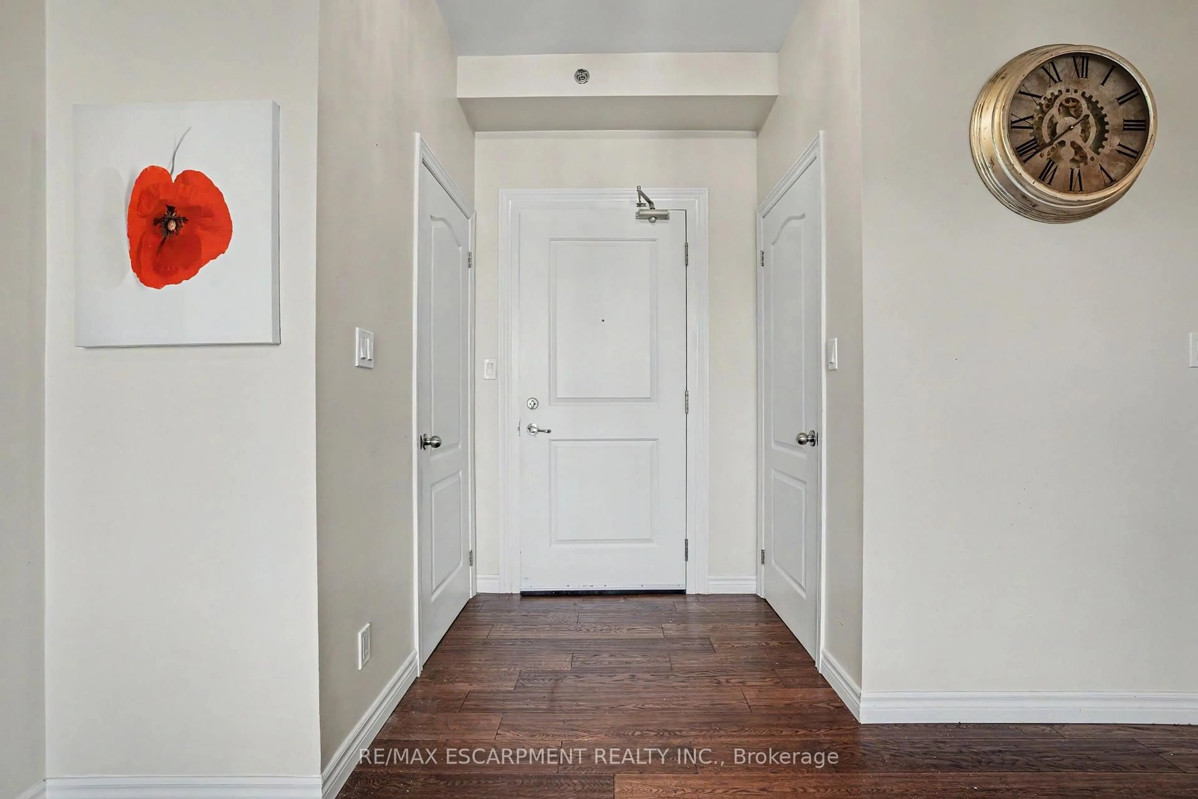 Indoor entryway for 34 Plains Rd #206, Burlington Ontario L7T 0B9