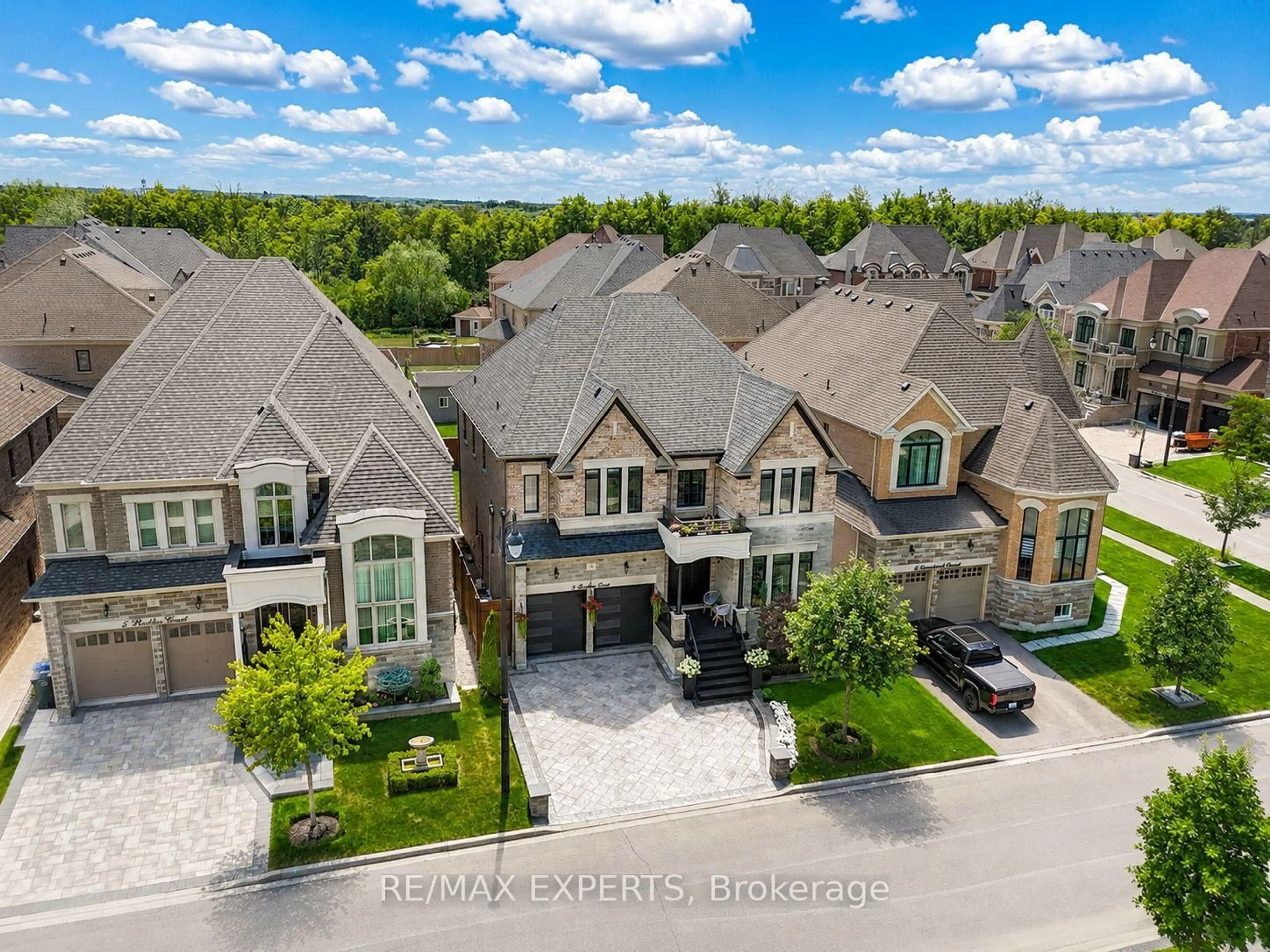 A pic from outside/outdoor area/front of a property/back of a property/a pic from drone, street for 3 Rockton Crt, Brampton Ontario L6P 4G6