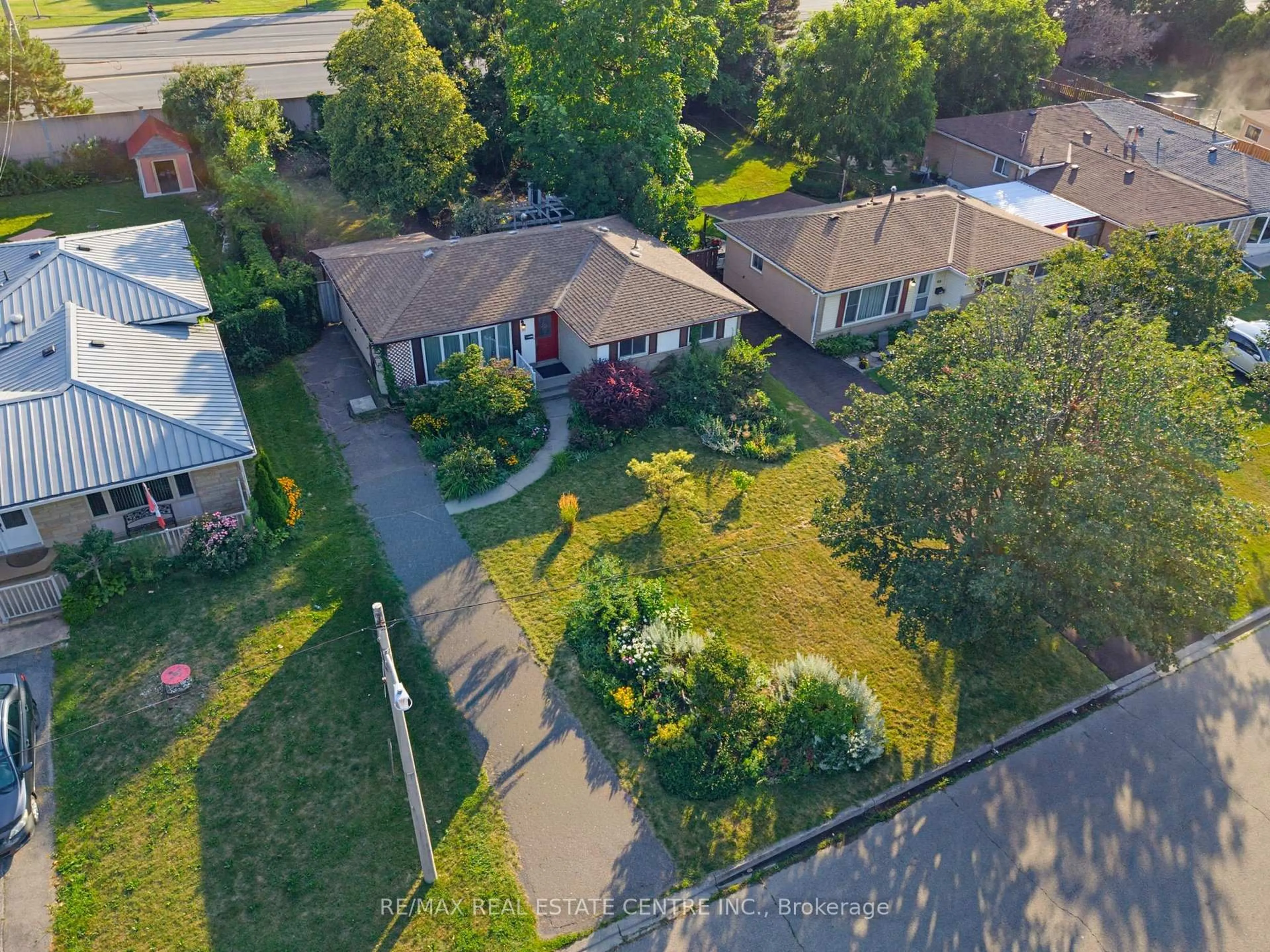 A pic from outside/outdoor area/front of a property/back of a property/a pic from drone, street for 63 Brentwood Dr, Brampton Ontario L6T 1R1