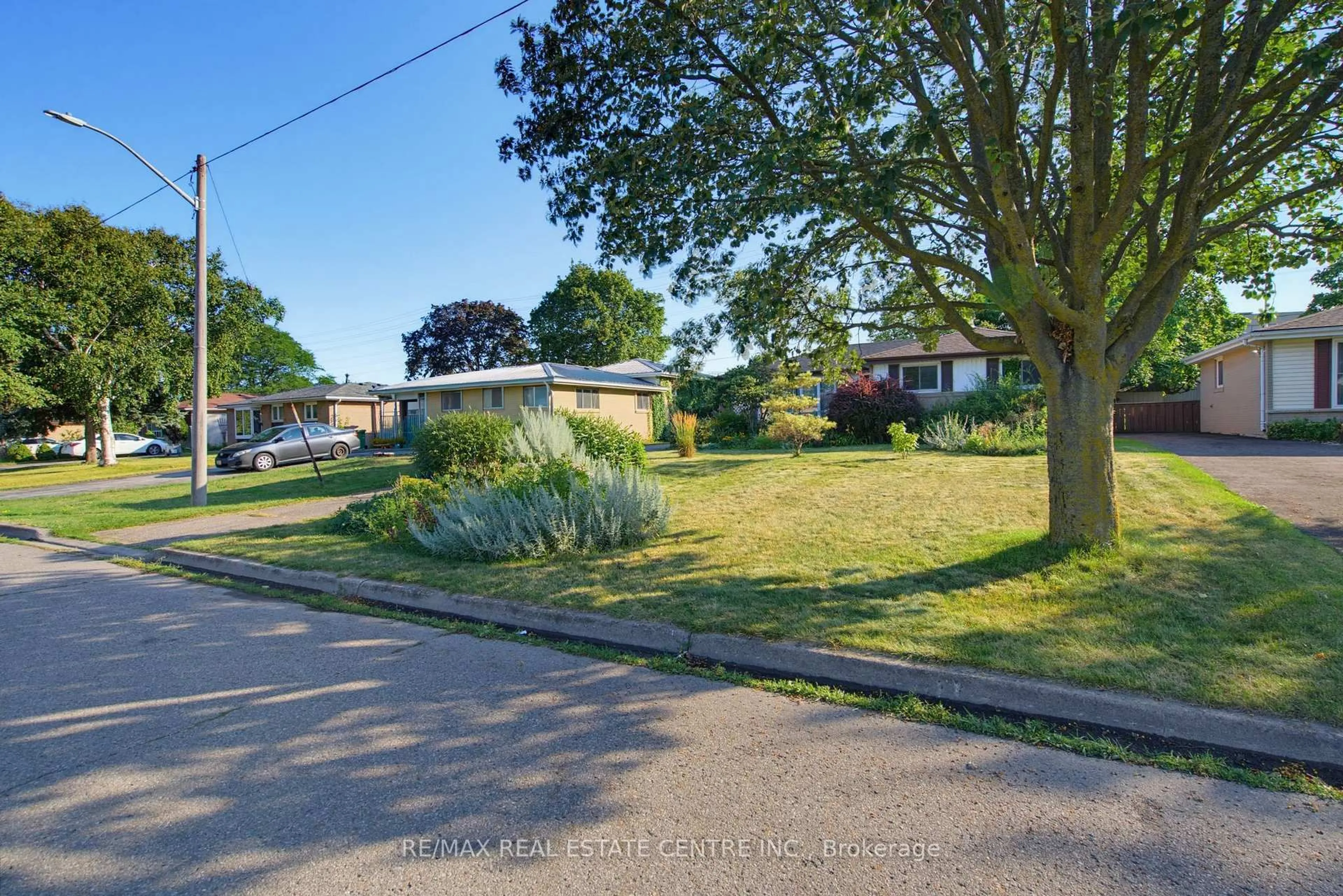 A pic from outside/outdoor area/front of a property/back of a property/a pic from drone, street for 63 Brentwood Dr, Brampton Ontario L6T 1R1