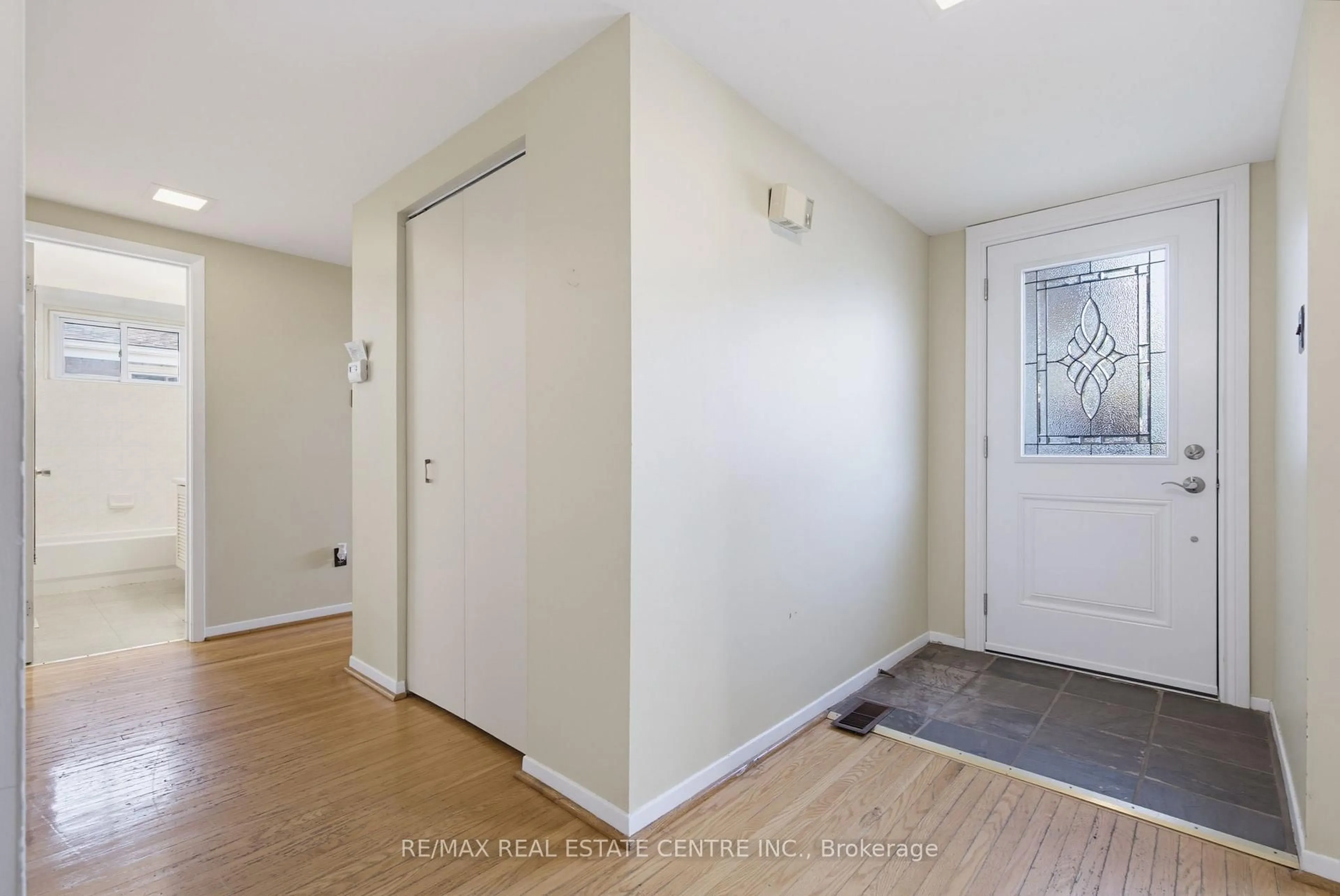 Indoor entryway for 63 Brentwood Dr, Brampton Ontario L6T 1R1